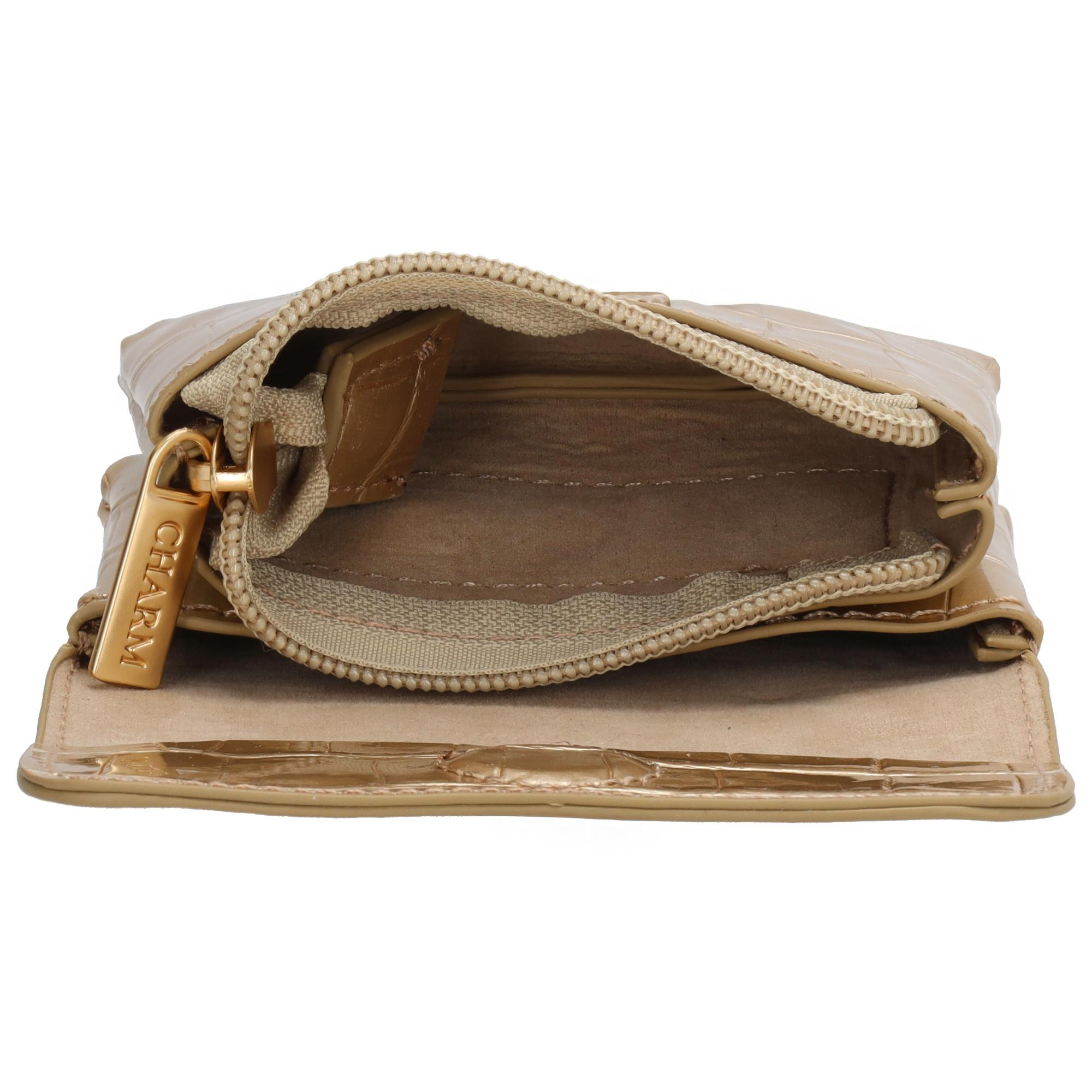 De Charm London Knightsbridge portemonnee is een stijlvolle accessoire met een luxe uitstraling. Gemaakt van glanzend lakmateriaal met een chique croco-structuur, voor een modieuze en opvallende look. De portemonnee beschikt over twee aparte vakken, waaronder &eacute;&eacute;n met een ritssluiting &ndash; ideaal voor het veilig opbergen van muntgeld of kleine essentials. De overslag met magneetsluiting houdt alles netjes en veilig op z&rsquo;n plek. Compact en toch ruim genoeg voor je dagelijkse benodigdheden.

Kenmerken:

Gemaakt van lakmateriaal met croco-structuur

Twee vakken, waaronder &eacute;&eacute;n met ritssluiting

Sluit met een overslag en magneetsluiting

Elegant en compact ontwerp

Ideaal voor dagelijks gebruik of een avondje uit