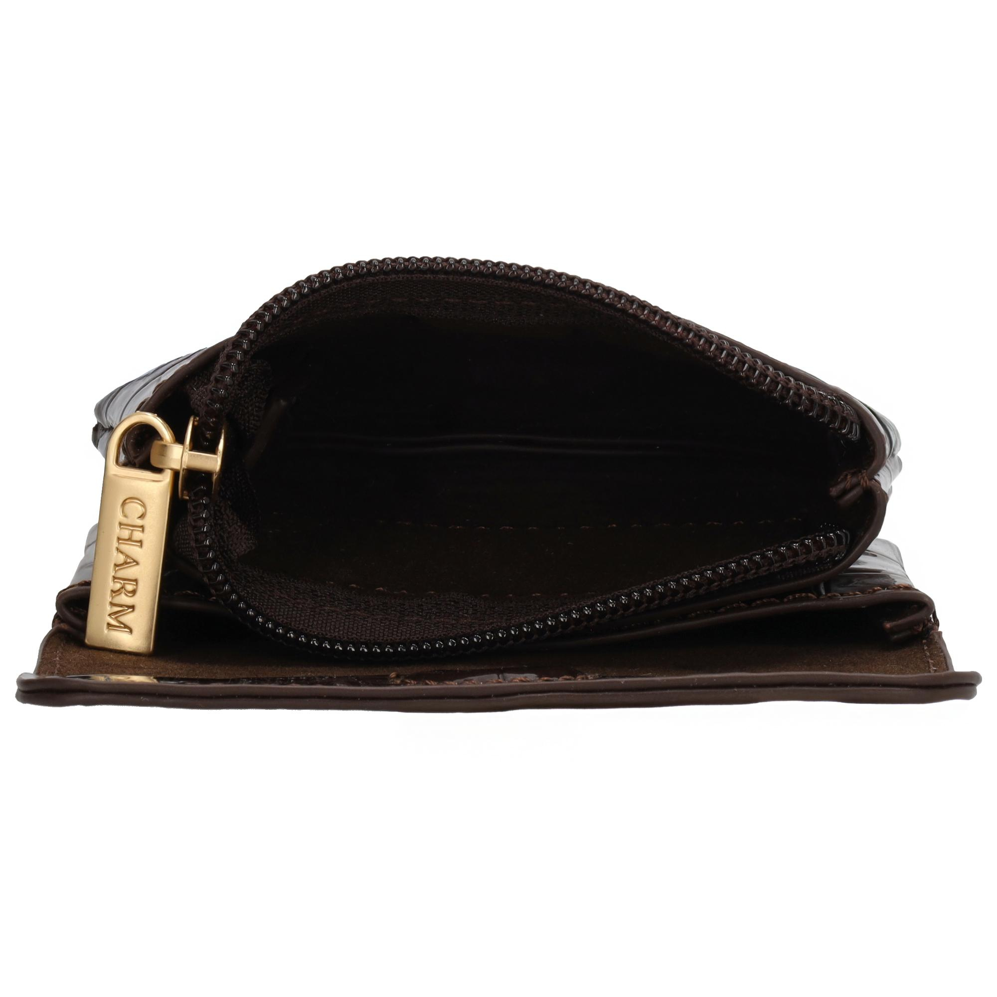 De Charm London Knightsbridge portemonnee is een stijlvolle accessoire met een luxe uitstraling. Gemaakt van glanzend lakmateriaal met een chique croco-structuur, voor een modieuze en opvallende look. De portemonnee beschikt over twee aparte vakken, waaronder &eacute;&eacute;n met een ritssluiting &ndash; ideaal voor het veilig opbergen van muntgeld of kleine essentials. De overslag met magneetsluiting houdt alles netjes en veilig op z&rsquo;n plek. Compact en toch ruim genoeg voor je dagelijkse benodigdheden.

Kenmerken:

Gemaakt van lakmateriaal met croco-structuur

Twee vakken, waaronder &eacute;&eacute;n met ritssluiting

Sluit met een overslag en magneetsluiting

Elegant en compact ontwerp

Ideaal voor dagelijks gebruik of een avondje uit