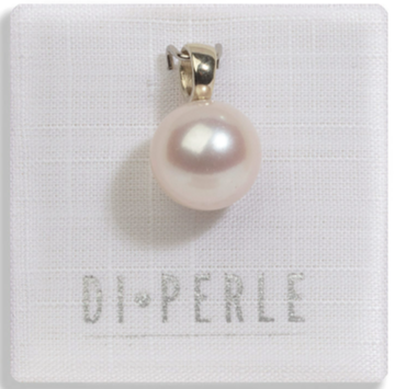 Deze prachtige 9.5-10.0 SWZP-OS 585 Weis stud oorbellen, modelnummer 06105210, stralen elegantie uit. Ze behoren tot de categorie 'Jewel' en zijn perfect voor elke gelegenheid. Draag ze met opgestoken haar of een chique outfit om hun glans te accentueren. Een tijdloze keuze voor elke sieradencollectie.