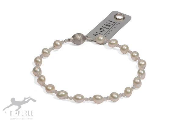 Het product SWZP Topas Armband 925/rho 19 cm, modelnummer 82662190, is een verfijnde armband van Sterling Zilver met een topaassteen. De armband valt onder de categorie sieraden en is specifiek een armband. Het beste gedragen op een blote pols, ideaal voor dagelijks gebruik of speciale gelegenheden, geeft het elke outfit een elegante touch.