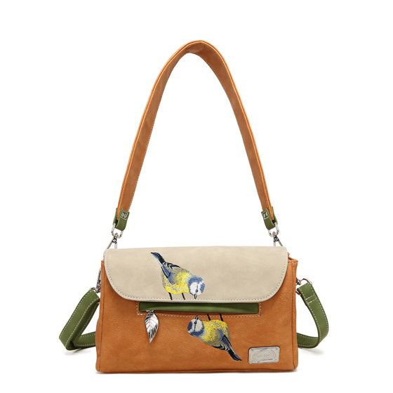 Schoudertas / clutch
H16,5 x B25 x D5,5 cm
100% vegan & eerlijk geproduceerd
Hoofdvak met ritssluiting
Voor- en achtervak met ritssluiting
Schattige geborduurde pimpelmezen
3 binnenvakken
Verstelbare en afneembare banden: een lange en een korte, geborduurde band