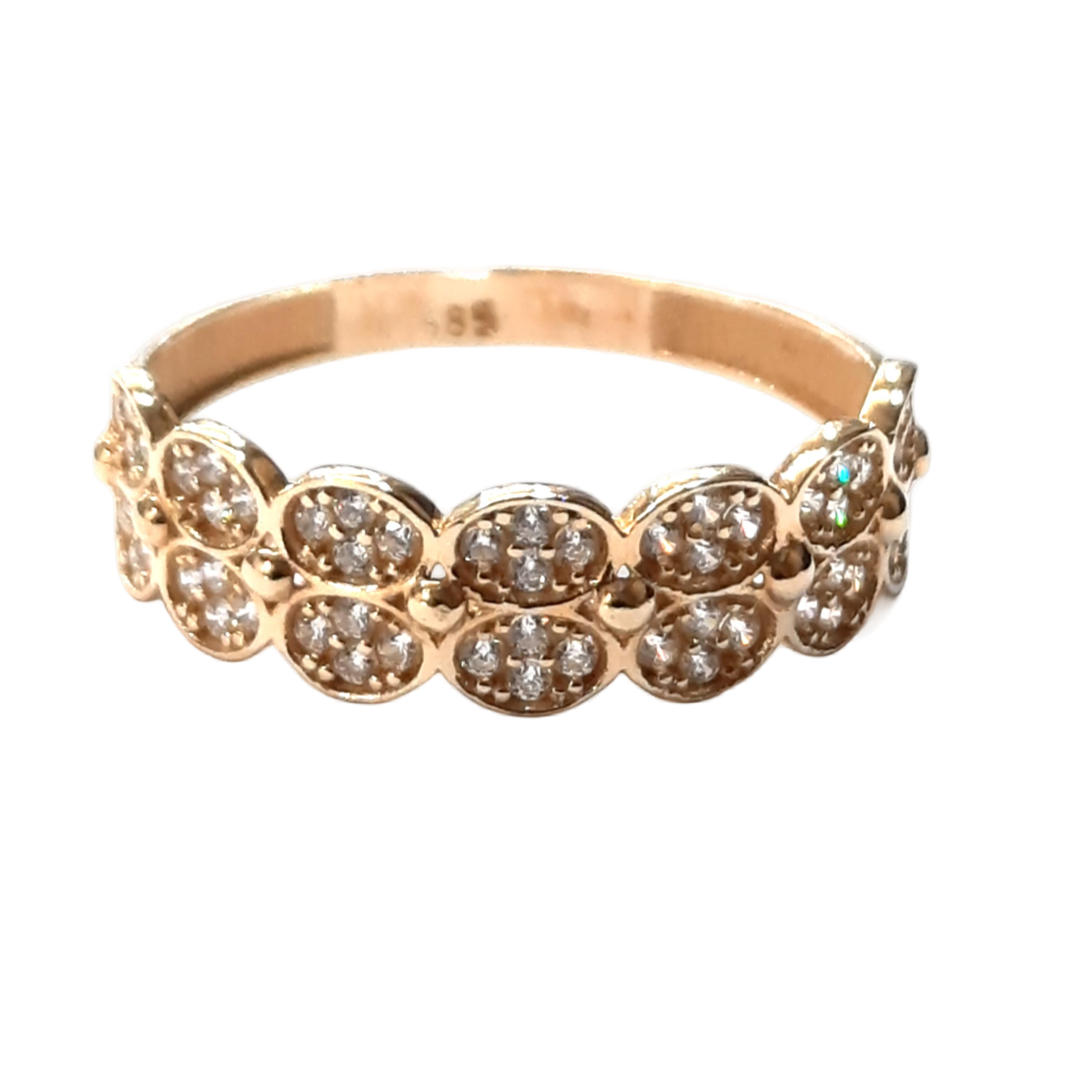 De Gouden Ring 14kt, modelnummer 0002194, is een elegante gouden ring van een onbekend merk. Met een ringmaat van 55 en vervaardigd uit 14-karaats goud, straalt deze ring een klassieke goudkleur uit. Draag hem als een statement stuk bij formele gelegenheden of combineer met andere sieraden voor een alledaagse chique look.