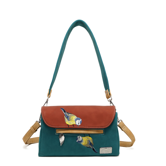 Schoudertas / clutch
H16,5 x B25 x D5,5 cm
100% vegan & eerlijk geproduceerd
Hoofdvak met ritssluiting
Voor- en achtervak met ritssluiting
Schattige geborduurde pimpelmezen
3 binnenvakken
Verstelbare en afneembare banden: een lange en een korte, geborduurde band