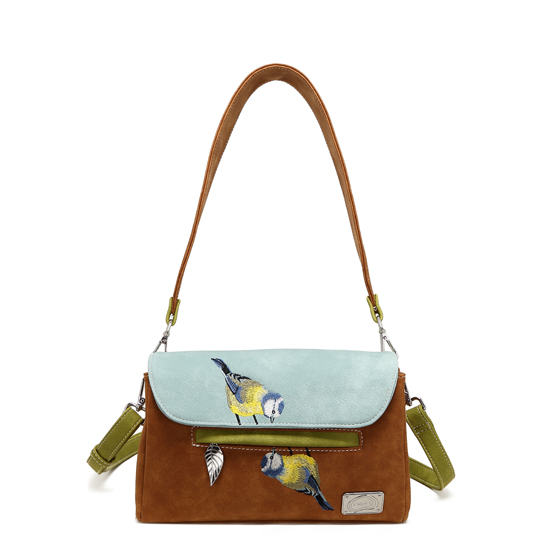 Schoudertas / clutch
H16,5 x B25 x D5,5 cm
100% vegan & eerlijk geproduceerd
Hoofdvak met ritssluiting
Voor- en achtervak met ritssluiting
Schattige geborduurde pimpelmezen
3 binnenvakken
Verstelbare en afneembare banden: een lange en een korte, geborduurde band