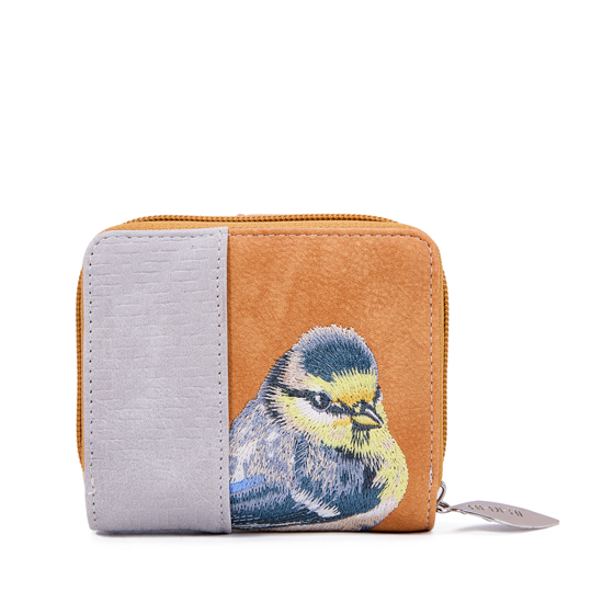 Of je nu wel of geen vogel-tas hebt, een portemonnee met je gevederde vriend is altijd een geweldige toevoeging. Super schattig, lekker compact maar oh zo handig: met 16 pasjesvakken, vakken voor briefgeld en muntgeld neem je hem moeiteloos mee in elke Hi-di-hi tas. Ben jij klaar om je vogelcollectie uit te breiden? Want hoe ga je in hemelsnaam kiezen tussen deze 5 eigenzinnige vogeltjes?