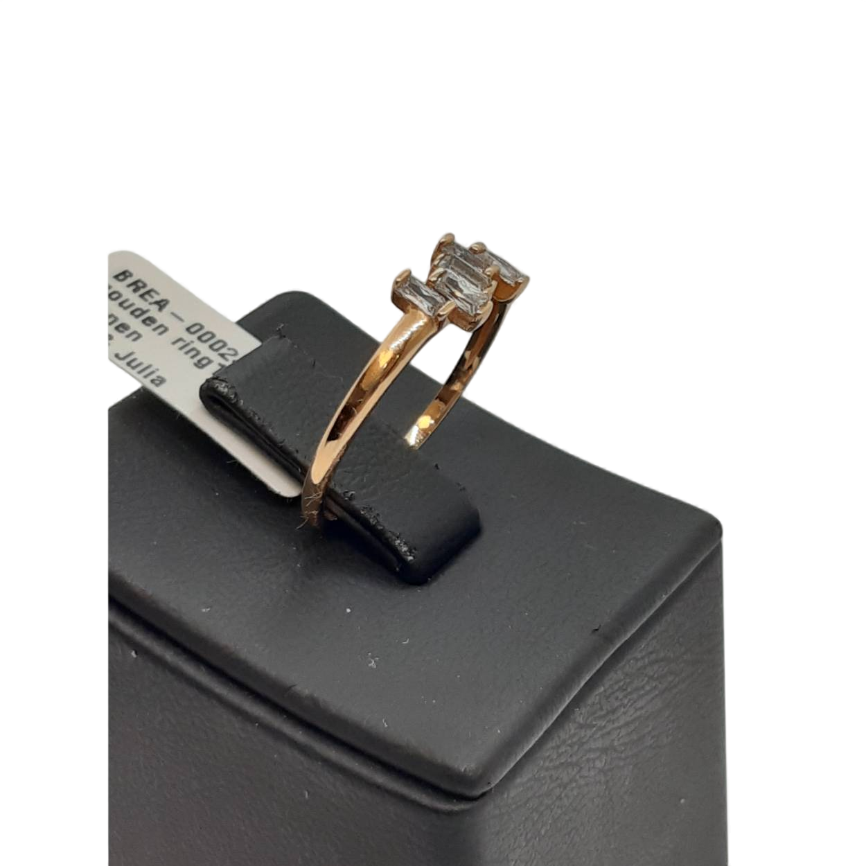 Gouden damesring met modelnummer BREA-0002490, gemaakt van 14-karaats goud en schitterende stenen. Deze glanzende ring in maat 54 heeft een prachtige goudkleur. Perfect voor zowel dagelijks gebruik als speciale gelegenheden. Combineer met andere gouden sieraden voor een stijlvolle uitstraling. Voeg elegantie toe aan elke outfit met deze verfijnde ring.