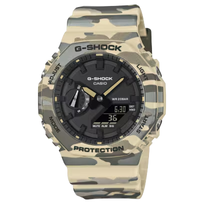 Fashion forward, camouflage cool - de altijd populaire gestroomlijnde GA-2100 heeft een origineel G-SHOCK camouflagepatroon dat een gedurfd accent toevoegt aan elke stijl. 

Dit nieuwe, unieke G-SHOCK-camouflagepatroon verbergt op slimme wijze het iconische G-merk van het merk in een uniek en zelfverzekerd ontwerp. Metallic print tilt gewone camouflage naar een heel nieuw niveau van verfijning.  

De bezel en band zijn gemaakt van milieuvriendelijke bio-based hars, een polymeer gemaakt van materialen uit ma&iuml;s. Het materiaal, dat wordt geproduceerd met behulp van chemische of biologische synthese van hernieuwbare organische bronnen, zal naar verwachting bijdragen aan het verminderen van de impact op het milieu en een verschuiving naar een circulaire economie vergemakkelijken.