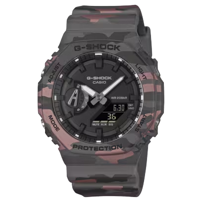 Fashion forward, camouflage cool - de altijd populaire gestroomlijnde GA-2100 heeft een origineel G-SHOCK camouflagepatroon dat een gedurfd accent toevoegt aan elke stijl. 

Dit nieuwe, unieke G-SHOCK-camouflagepatroon verbergt op slimme wijze het iconische G-merk van het merk in een uniek en zelfverzekerd ontwerp. Metallic print tilt gewone camouflage naar een heel nieuw niveau van verfijning.  

De bezel en band zijn gemaakt van milieuvriendelijke bio-based hars, een polymeer gemaakt van materialen uit ma&iuml;s. Het materiaal, dat wordt geproduceerd met behulp van chemische of biologische synthese van hernieuwbare organische bronnen, zal naar verwachting bijdragen aan het verminderen van de impact op het milieu en een verschuiving naar een circulaire economie vergemakkelijken.