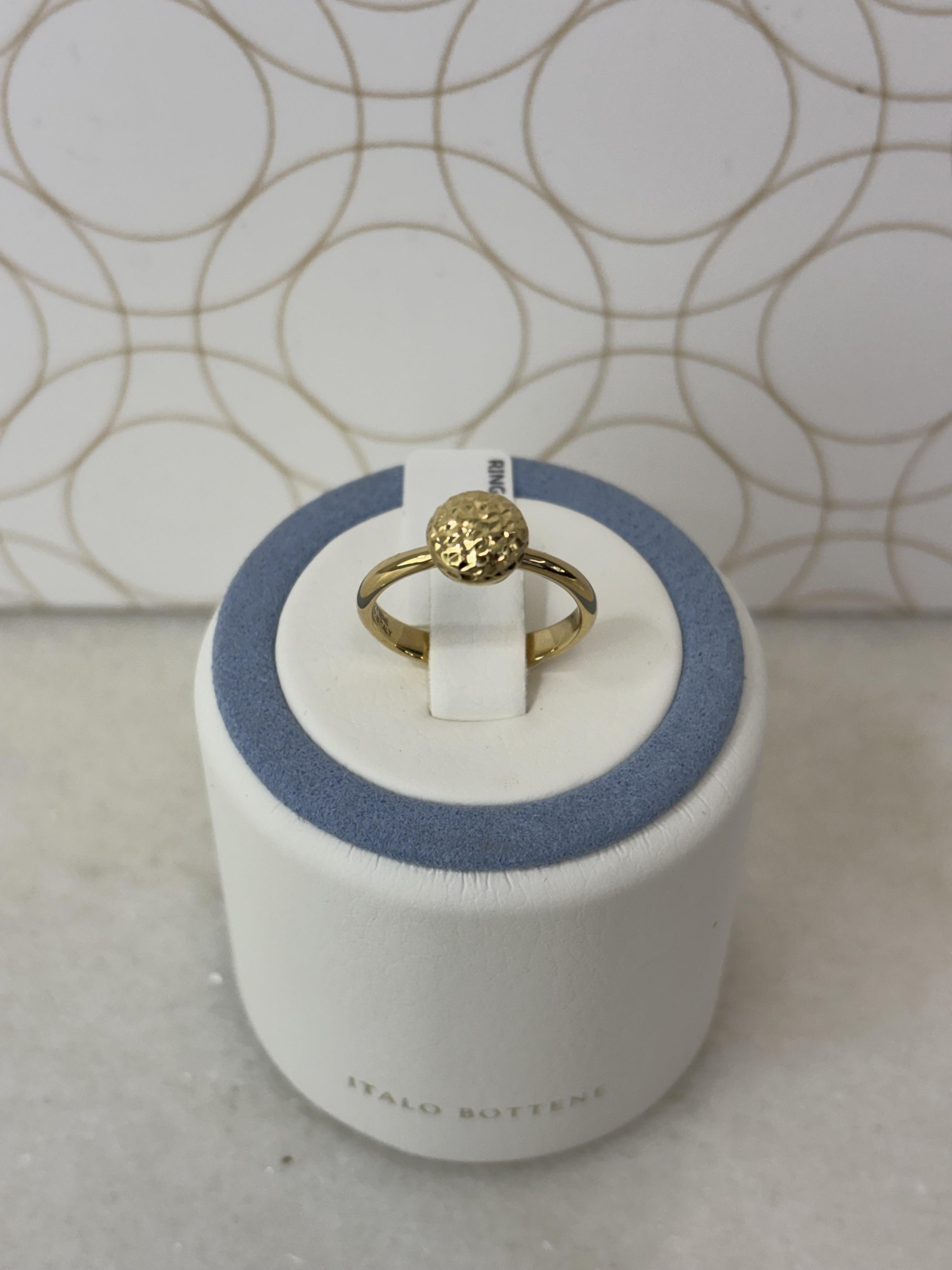 Dit is een ring van het merk Italo Bottene gemaakt voor dames.
De specificaties zijn als volgt:
Ringmaat: 54