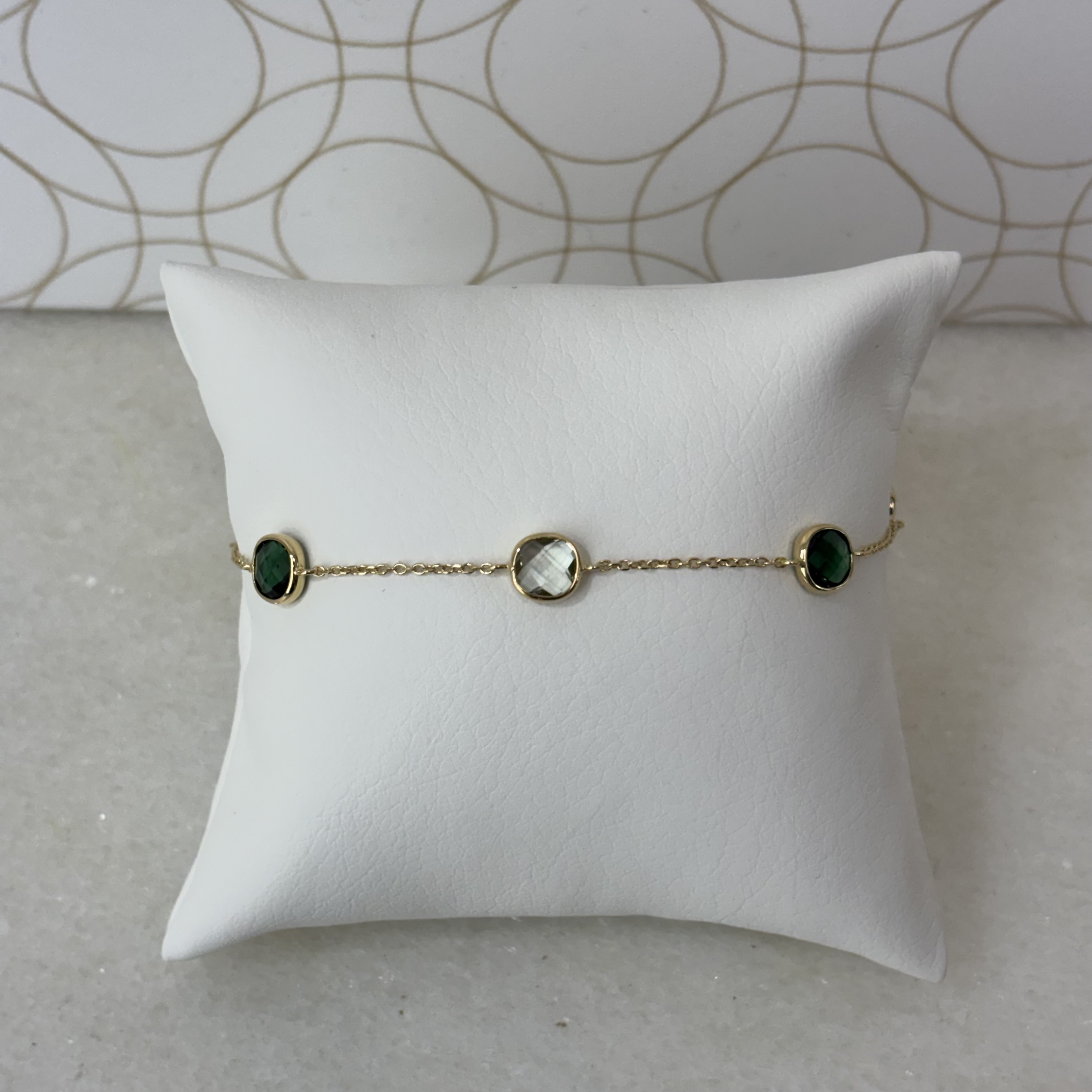 Het ITALO BOTTENE ARMBAND BR2125-GTO-PR is een prachtige gouden armband, ideaal voor liefhebbers van subtiele elegantie. Met een matte afwerking past het perfect bij zowel formele als dagelijkse outfits. Draag het solo voor een minimalistische look of combineer met andere armbanden voor een trendy stijl. Perfect voor elke gelegenheid en een tijdloze toevoeging aan uw sieradencollectie.