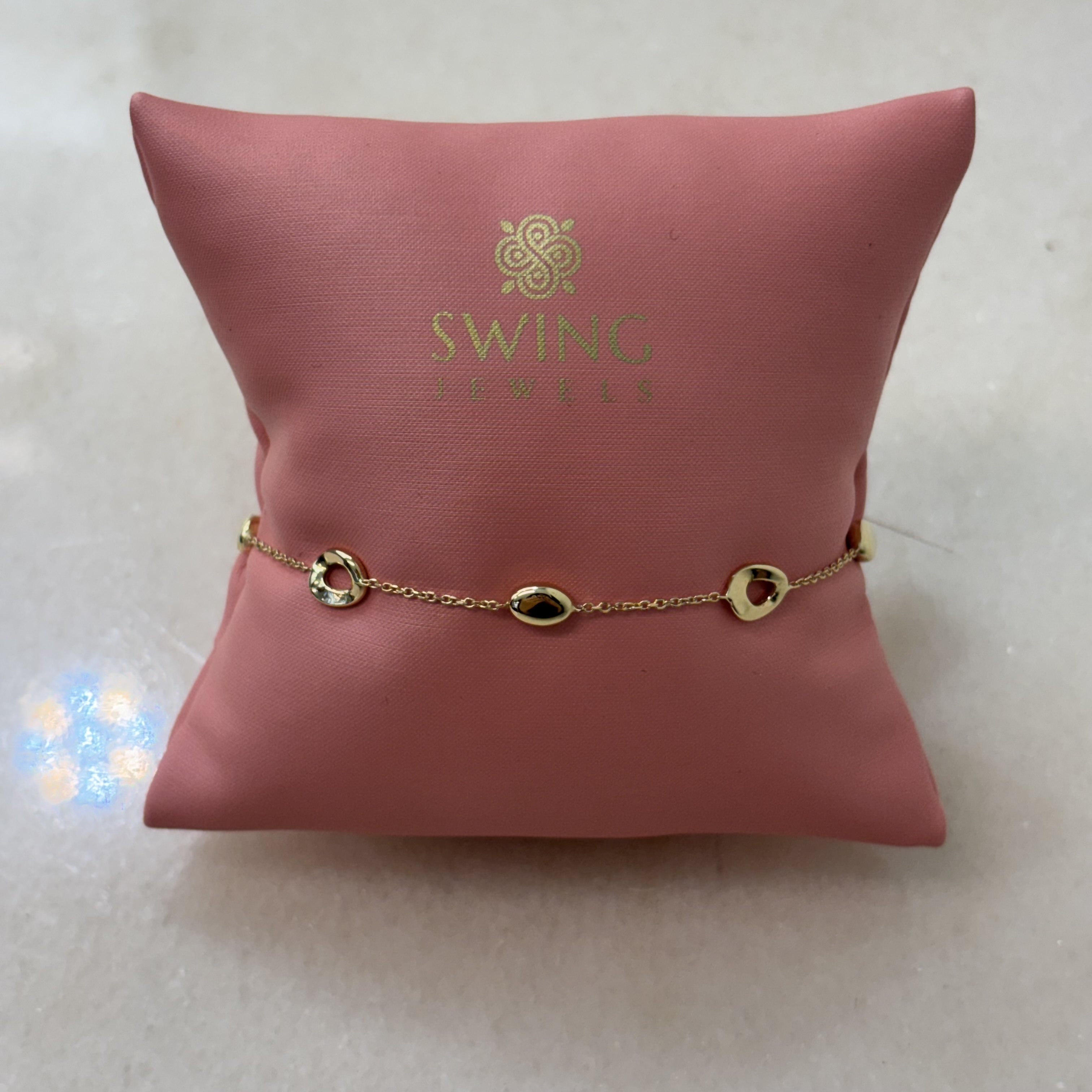Dit is een armband van het merk Swing Jewels gemaakt voor dames in geel goud 14 k 