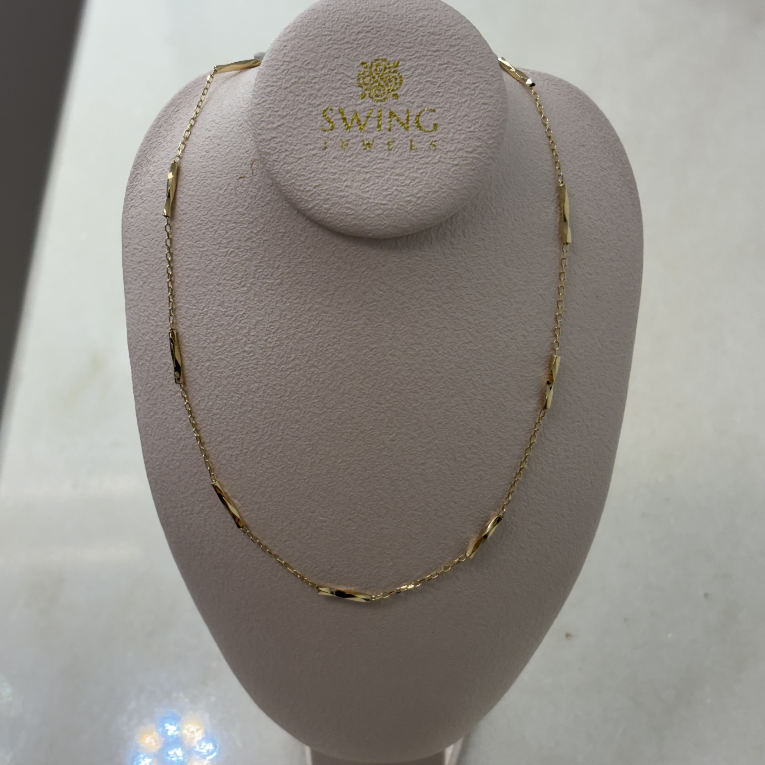Dit is een collier van het merk Swing Jewels gemaakt voor dames.