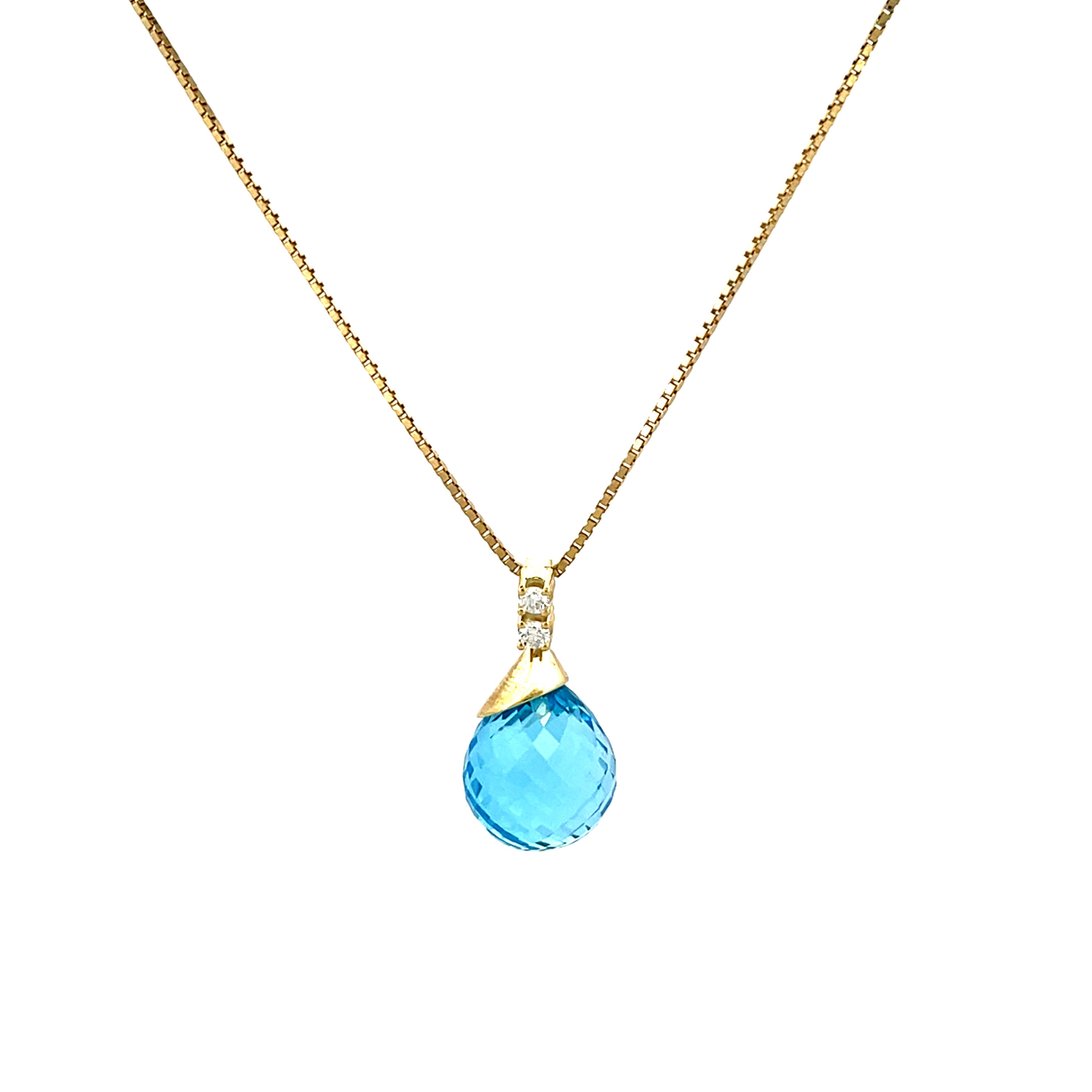 Een verfijnde hanger waarin licht en kleur samenkomen. Twee fonkelende labdiamanten vormen een elegante overgang naar een helderblauwe topaas in druppelvorm, die mooi het licht vangt bij elke beweging. Het warme goud accentueert de frisse tint van de steen en geeft het geheel een tijdloze, luxueuze uitstraling.