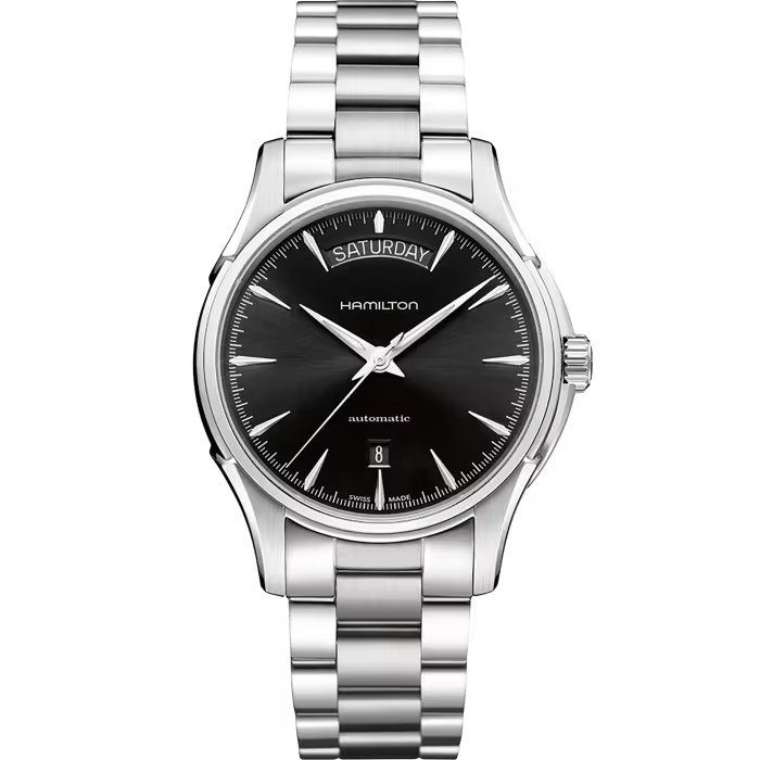 De Hamilton Jazzmaster Day Date H32505131 is een luxe horloge met automatische Zwitserse beweging, dag- en datumaanduiding, analoge weergave en lichtfunctie. Het heeft een roestvrijstalen kast en band, beide zilverkleurig, en een zwarte wijzerplaat met streepindexen. Draag het bij formele en zakelijke outfits.
