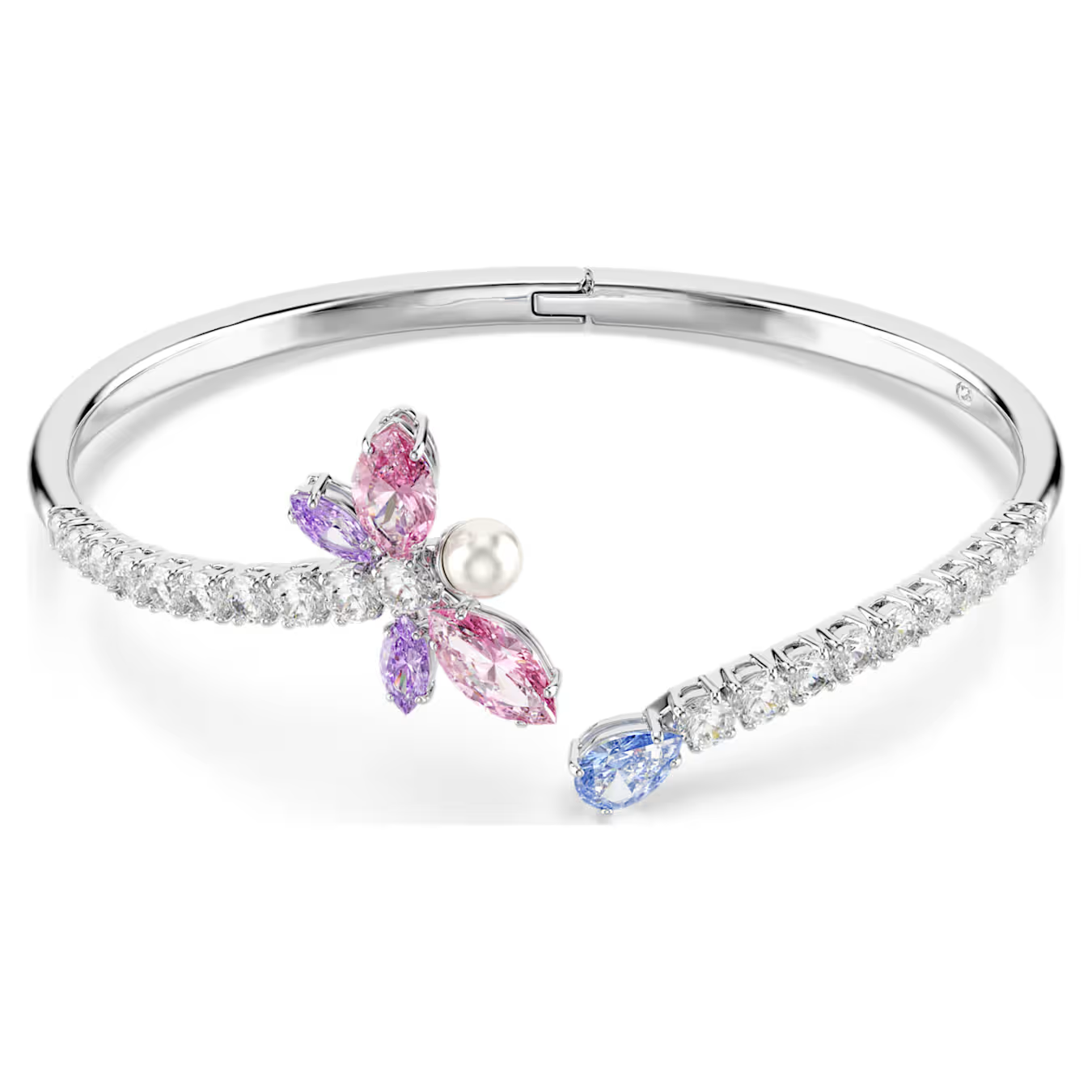 Kleur ontmoet magie in deze op de natuur ge&iuml;nspireerde armband. De open band is bezet met heldere Swarovski Zirkonia en heeft aan het ene uiteinde een blauwe Swarovski Zirkonia in Pear-slijpvorm en aan het andere uiteinde een libellemotief, gevormd met roze en paarse vleugels en een enkele Swarovski Crystal Pearl. Deze kleurrijke armband is vervaardigd met rhodium toplaag en heeft een scharniersluiting. Hij kan worden gedragen in combinatie met andere bijpassende stukken uit dezelfde libelle-lijn.

Artikelnr.: 5737401
Collectie: Ariana Grande x Swarovski
Lengte: 16.7 cm
Binnenste diameters: 5.8 x 4.8 cm
Formaat motief: 2.4 x 2.1 cm
Afstand opening: 4.8 cm
Materiaal: Kristallen, Rodium-verguld, Cubic zirconia
Kleur: Meerkleurig
Type sluiting: Wonderclick