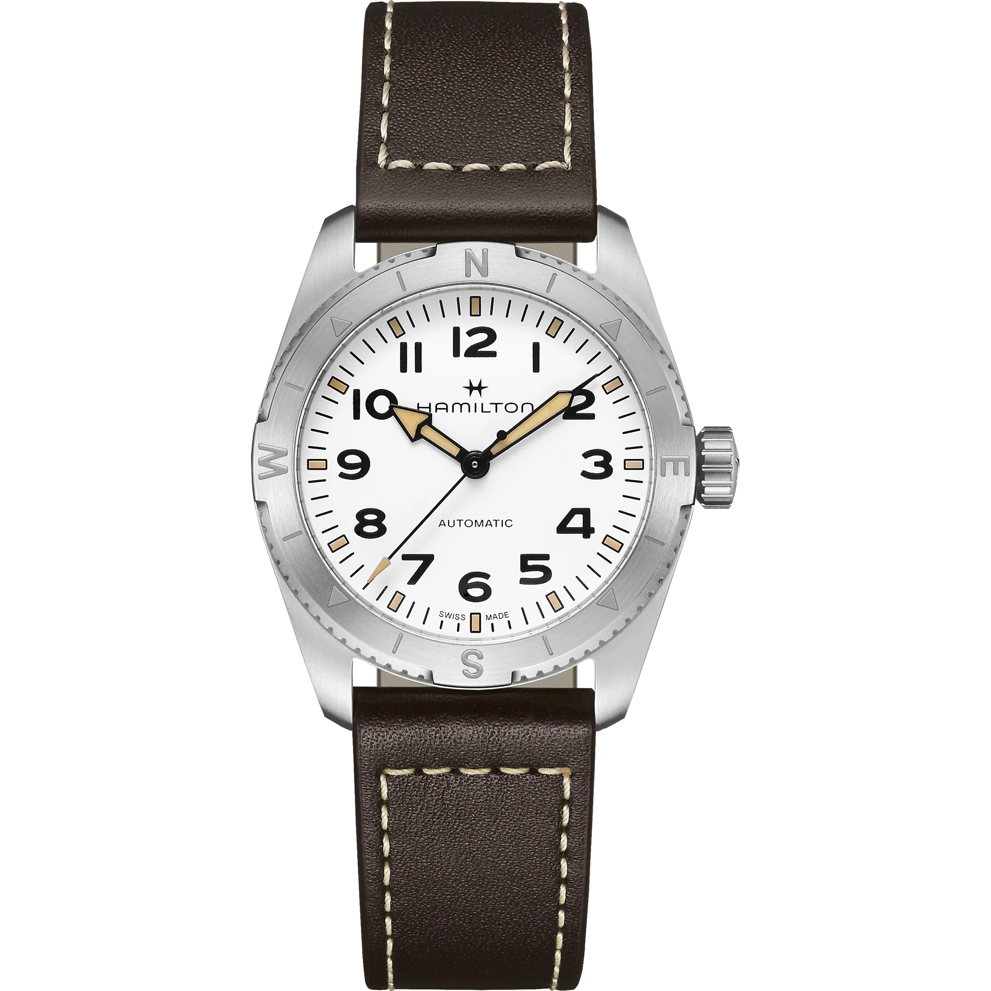 De Hamilton Khaki Field Expedition H70225510 is een elegant horloge met Zwitserse automatische beweging. Het heeft een ronde, zilverkleurige roestvrijstalen kast van 37 mm met saffierglas, een witte wijzerplaat met Arabische indexen en een bruine leren band. Waterdicht tot 100 meter. Draag het als dagelijks accessoire voor een klassieke, stijlvolle uitstraling. Perfect voor elke gelegenheid.