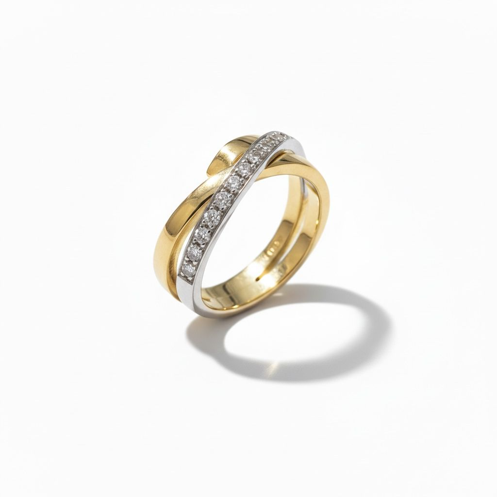 14 karaat geelgouden ring met witgouden overslag en diamanten van totaal 0.12 caraat.