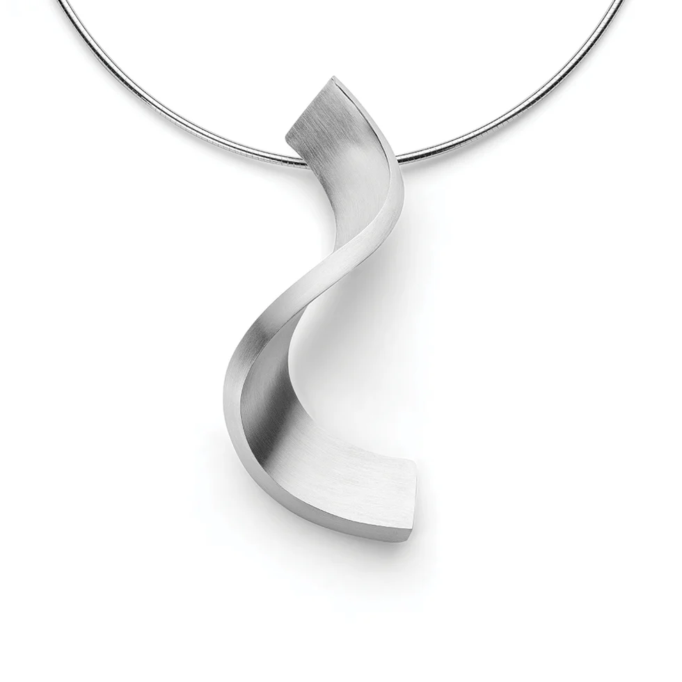 Opulenter Statement-Anh&auml;nger aus der Design-Linie "Magic Twist". Strahlendes 925/- Sterlingsilber mit strichmattierter Oberfl&auml;che formt sich zu einem wundersch&ouml;n geschwungenen Halsschmuck in au&szlig;ergew&ouml;hnlicher Qualit&auml;t. Perfekt kombiniert mit den dazugeh&ouml;rigen Ohrsteckern oder dem dazugeh&ouml;rigen Ring. Ein zeitloses und zugleich elegantes Designschmuckst&uuml;ck aus der Feder der talentierten Designerin Dr. Sabine Brandenburg-Frank. Die vertikale Ausrichtung betont den Ausschnitt optimal. Wir empfehlen f&uuml;r diesen Anh&auml;nger einen etwas breiteren Halreif, zum Beispiel Modell Nr. 27030.