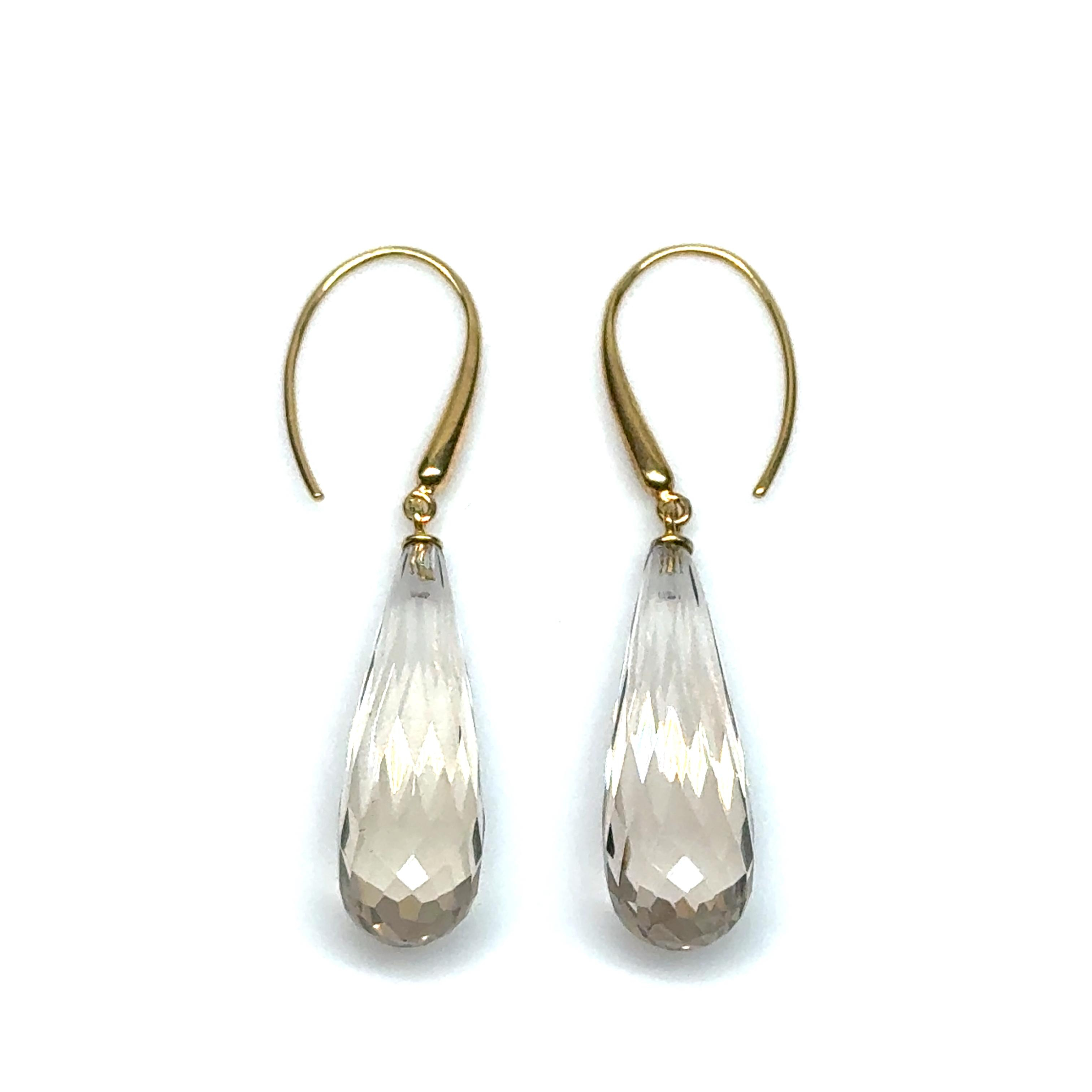 De Oorhaken Go, rookkwarts lang, modelnummer E-25-61478, zijn elegante hoepeloorbellen van de categorie "Jewel". Vervaardigd met rookkwarts, stralen ze een tijdloze charme uit. Draag ze bij zowel formele als casual gelegenheden voor een verfijnde look. Combineer met een bijpassende ketting voor een complete uitstraling. Een stijlvolle aanvulling voor elke sieradencollectie.