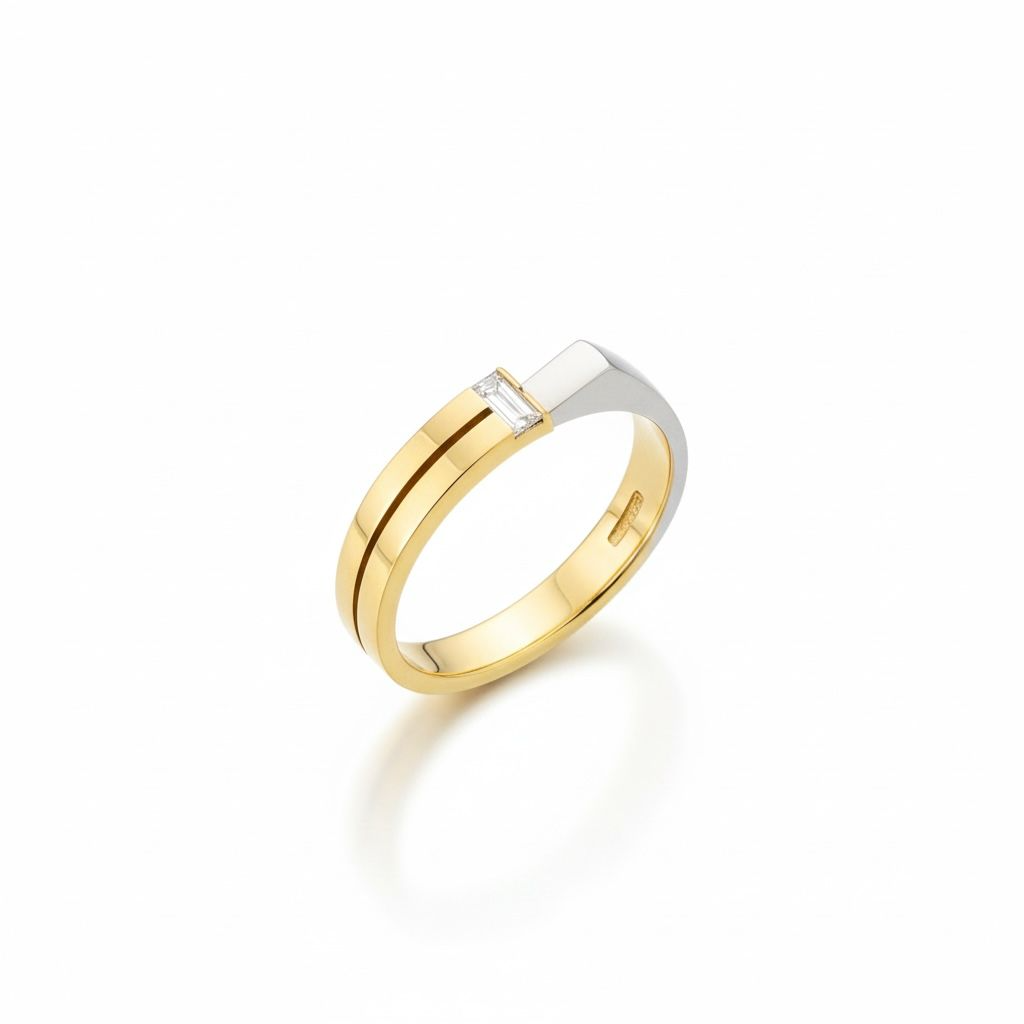 14 karaat bicolor ring met baguette geslepen diamant van 0.10 caraat.
