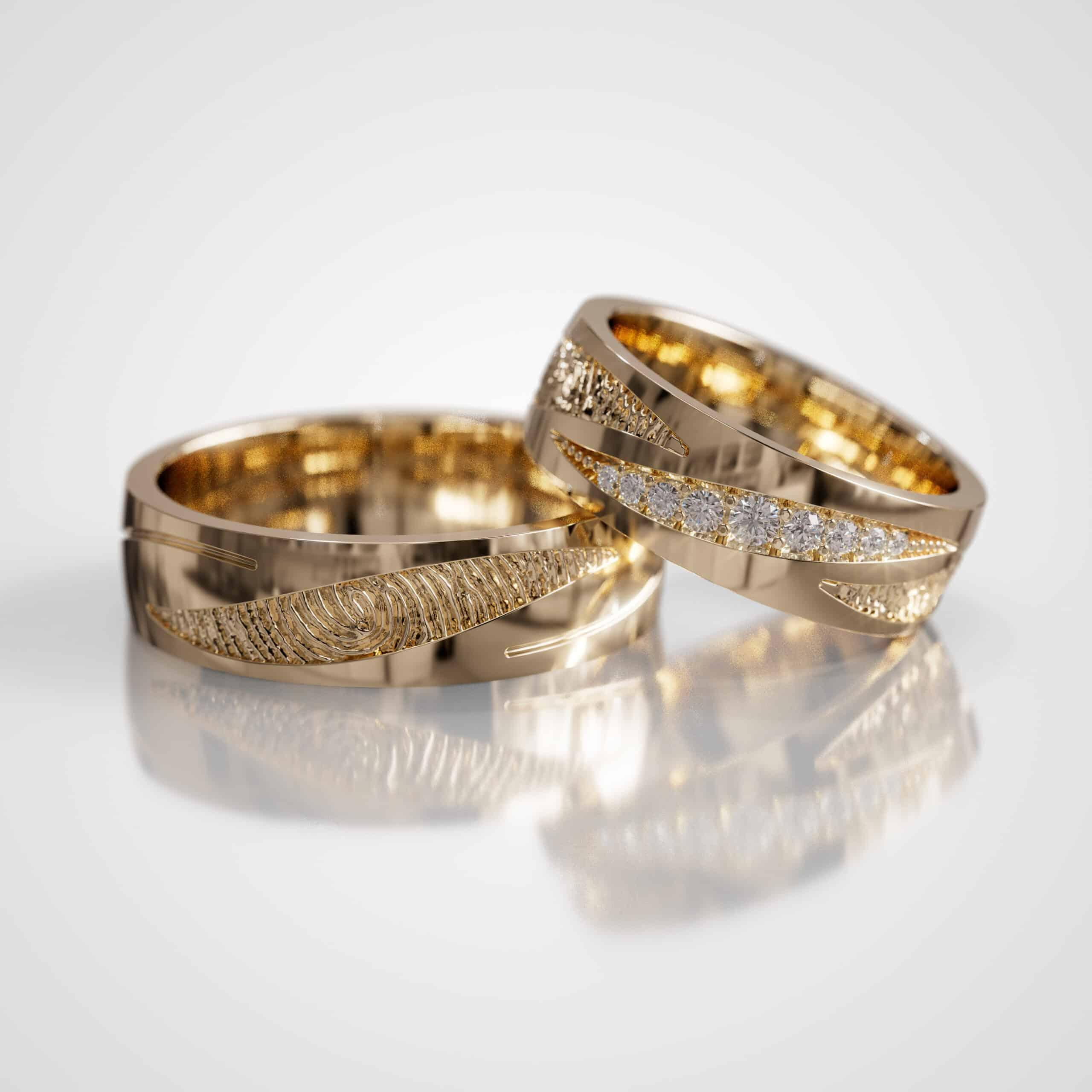 De naam Touch&eacute; refereert naar het Franse woord touch&eacute; en het Engelse touch. Het staat voor geraakt en aangeraakt worden. Deze sieraden zijn pure emotie, zoveel meer dan een sieraad in goud en zilver. Het markeert de belangrijkste momenten in het leven. Denk daarbij aan geboorte, trouwen en overlijden. 