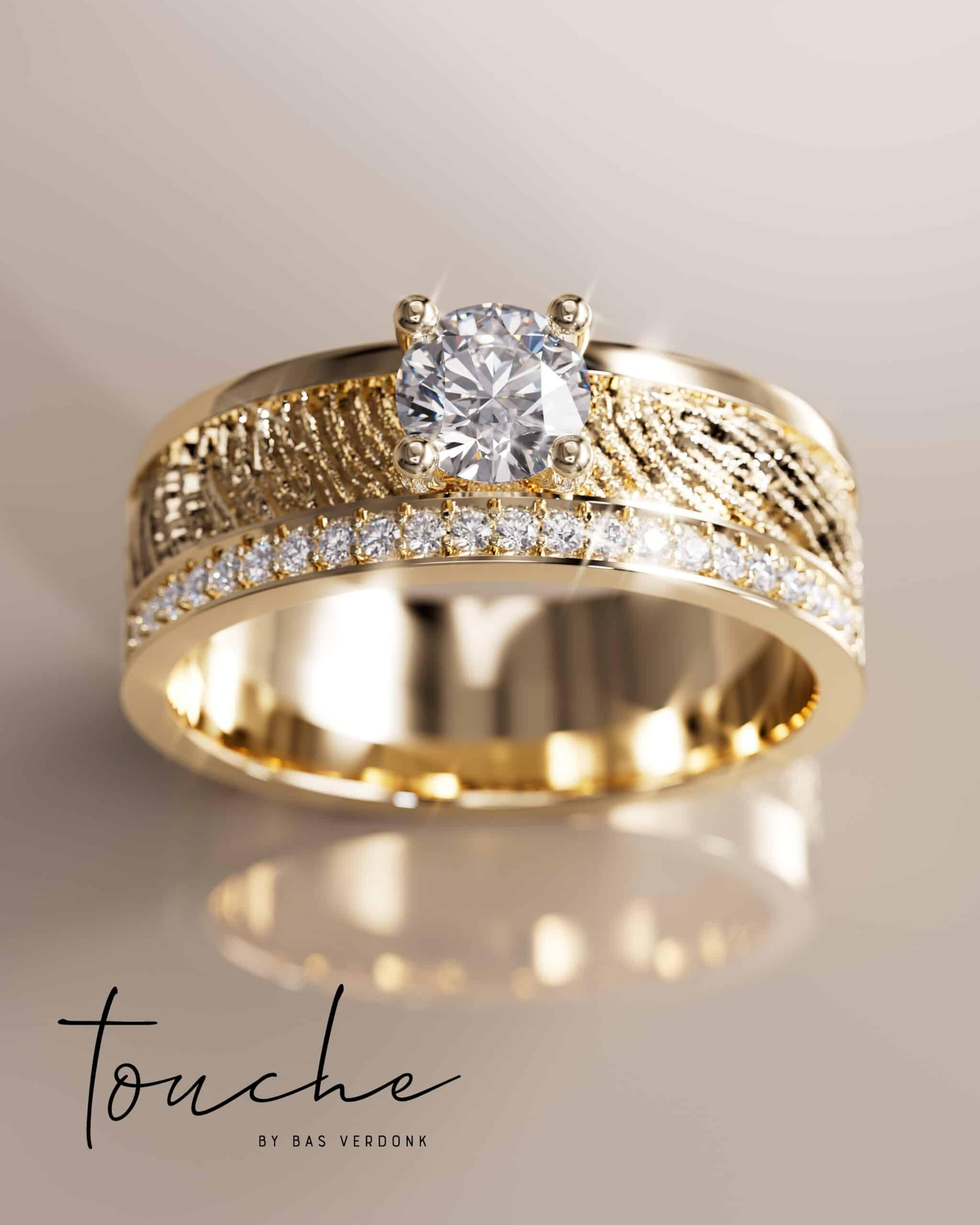 De naam Touch&eacute; refereert naar het Franse woord touch&eacute; en het Engelse touch. Het staat voor geraakt en aangeraakt worden. Deze sieraden zijn pure emotie, zoveel meer dan een sieraad in goud en zilver. Het markeert de belangrijkste momenten in het leven. Denk daarbij aan geboorte, trouwen en overlijden. 

