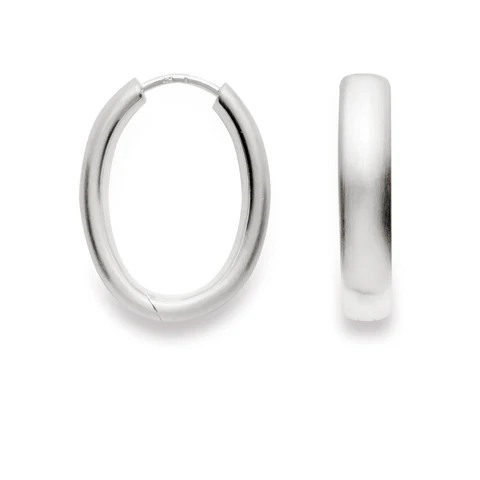 Diese elegante, oval verlaufende und von au&szlig;en strichmattierte Scharniercreole "Silver Glow" aus 925/-Sterlingsilber besticht durch eine zeitlose Optik und ein durchweg puristisches Design. Sportlich kombiniert oder zu einer edlen Garderobe - mit diesem Schmuckaccessoire verleihen Sie Ihrem Look einen stilvollen, modernen und zugleich femininen Ausdruck. Auch in weiteren Ausf&uuml;hrungen (z.B. in vergoldet) erh&auml;ltlich.