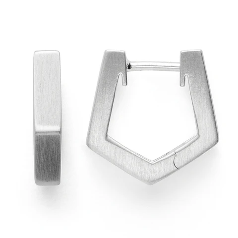 Diese moderne Creole aus mattiertem 925/- Sterlingsilber &uuml;berzeugt mit einem stilvollen, eckigen Design. Ob f&uuml;r den Alltag oder einen ganz besonderen Anlass - mit diesem sportlich-eleganten Ohrschmuck verleihen Sie Ihrem Look einen charakterstarken und zugleich femininen Ausdruck. Das eingebaute Scharnier sorgt f&uuml;r einen besonders hohen Tragekomfort und ein leichtes &Ouml;ffnen des formsch&ouml;nen Ohrschmucks. Auch in vergoldet erh&auml;ltlich.