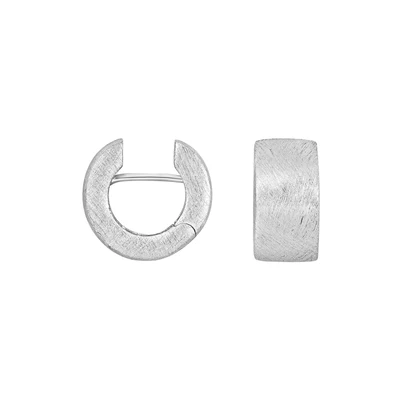 Die Basiscreole "Mila&ldquo; ist der perfekte Kompromiss zwischen Statement-Creole und Creole f&uuml;r jeden Tag. Das markante Design wirkt l&auml;ssig und souver&auml;n zugleich. Die Creole aus 925/- Sterlingsilber kann sehr gut mit gr&ouml;&szlig;eren Einh&auml;ngern kombiniert werden. Auch unsere Perlen-Kollektion kommt im Kontrast gut zur Geltung. "Mila" hat die Ma&szlig;e 15 x 8 mm.

Mit einem Klick verwandeln Sie sich immer wieder neu! Das vor 15 Jahren entwickelte und patentierte Ohrring-System von Heide Heinzendorff macht aus jeder Tr&auml;gerin eine eigene Designerin. Kreieren Sie Ihre Lieblingskombination. Bei Bedarf macht jede Creole auch pur eine gute Figur.