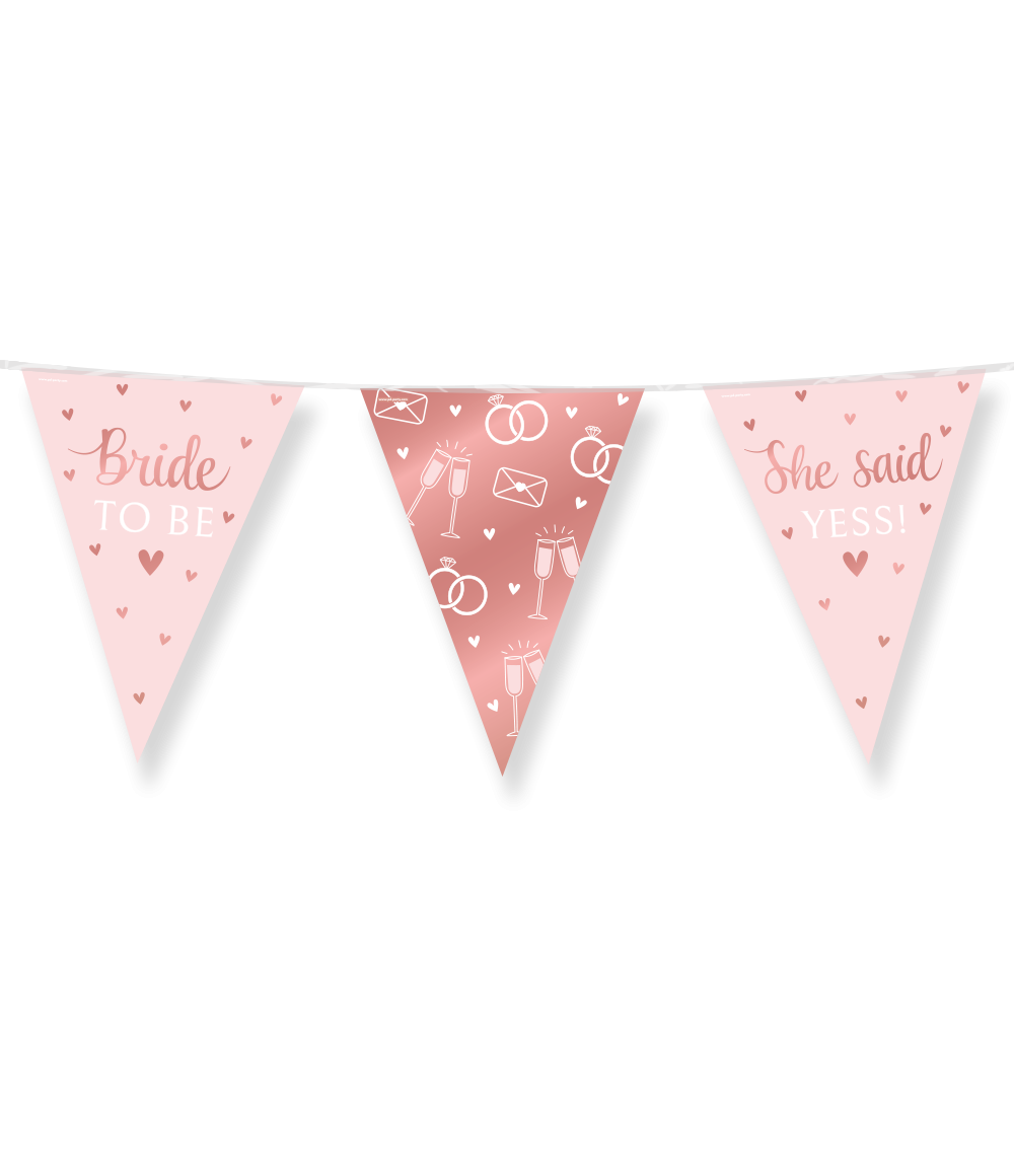 De Party Flags folie - Bride to be met modelnummer 70310106 is een feestelijke slinger voor vrijgezellenfeesten. Het valt onder de categorie TOYS_HOBBY_PARTY. De vlaggen zijn eenvoudig op te hangen in elke feestlocatie om een feestelijke sfeer te cre&euml;ren. Voeg het toe bij een entree, boven het desserttafel of als achtergrond voor foto's. Perfect voor een onvergetelijke avond!