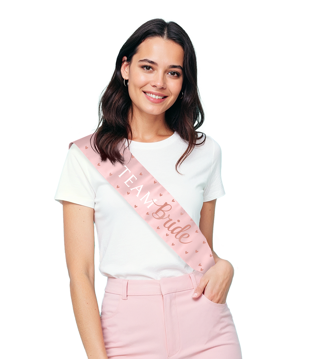 De Party sash - Team Bride, modelnummer 7032026, valt onder de categorie TOYS_HOBBY_PARTY. Deze feestelijke sjerp is perfect voor vrijgezellenfeesten en zorgt ervoor dat de bruid te allen tijde in de schijnwerpers staat. Draag de sjerp schuin over de schouder en bevestig deze aan de heup voor een elegante en opvallende look.