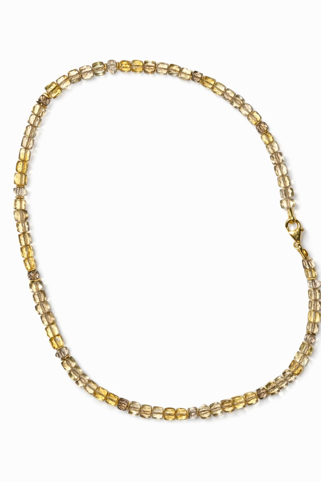 De Collier Go, Champagne Topaas Blokjes 6mm A, modelnummer N-25-TOPAZ, is een elegante NECKLACE in de JEWEL-categorie. Dit juweel bevat verfijnde topaas blokjes van 6mm. Het is perfect te combineren met een avondjurk voor formele gelegenheden of als eyecatcher bij een casual outfit. Draag het solo voor een subtiele look of in laagjes voor extra glamour.