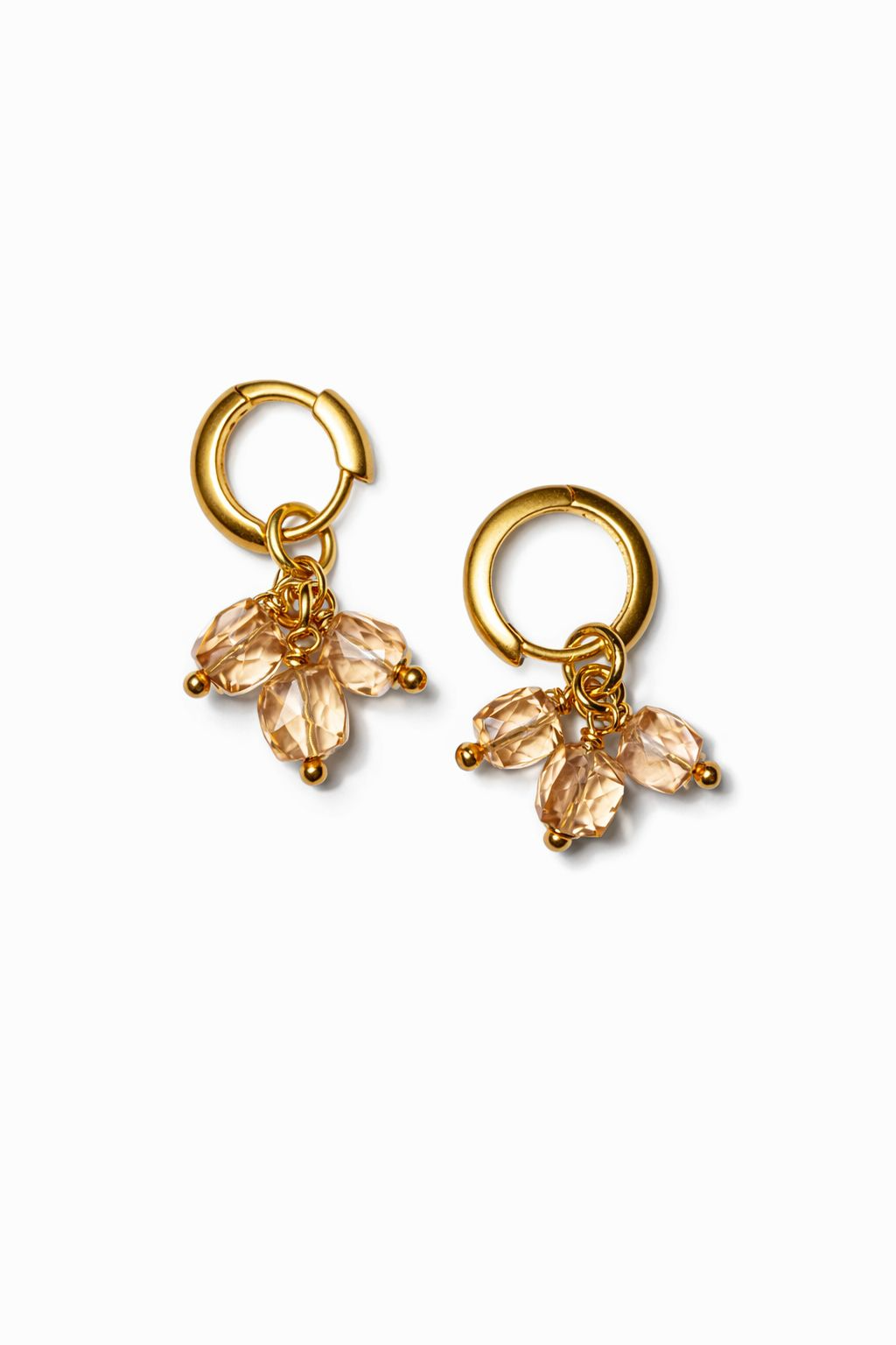 De Creolen Go met modelnummer E-25-TOPAZ-GO zijn verfijnde oorringen met blokjes van champagne topaas. Deze unieke creolen voegen een vleugje elegantie toe aan elke outfit. Perfect te combineren met zowel chique avondkleding als een casual look. Draag ze met opgestoken haar voor een extra glamoureus effect. Voeg een sprankel aan je dag toe!