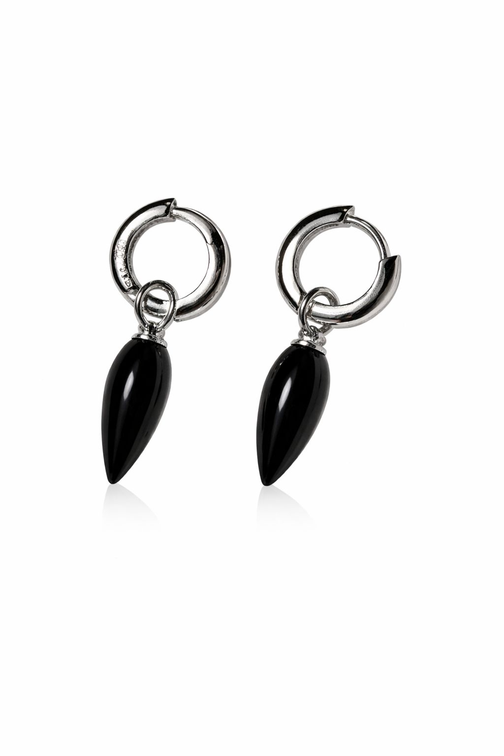 De E-25-62320 mini creolen zi, spinell combineert elegantie met verfijning. Deze hoepeloorbellen zijn versierd met sprankelende spinellen, wat ze perfect maakt voor zowel dagelijks gebruik als speciale gelegenheden. Draag ze met een opgestoken kapsel of bij een chique outfit voor maximale impact. Een veelzijdige en stijlvolle toevoeging aan elke sieradencollectie.