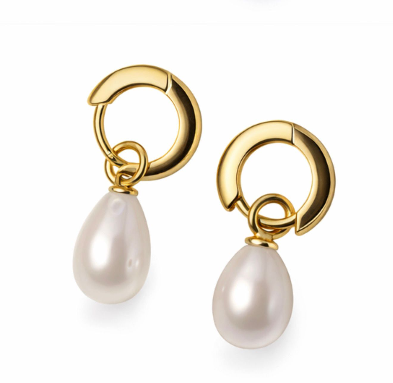 De Mini creolen, modelnummer E-24-62904GO, zijn verfijnde sieraden met zoetwaterparels. Ze stralen elegantie uit dankzij het eenvoudige maar stijlvolle ontwerp en de hoogwaardige afwerking. Perfect voor zowel dagelijkse als formele gelegenheden. Draag ze als subtiele accent bij opgestoken haar, zodat de parels mooi tot hun recht komen. Een tijdloze keuze voor iedere sieradencollectie.