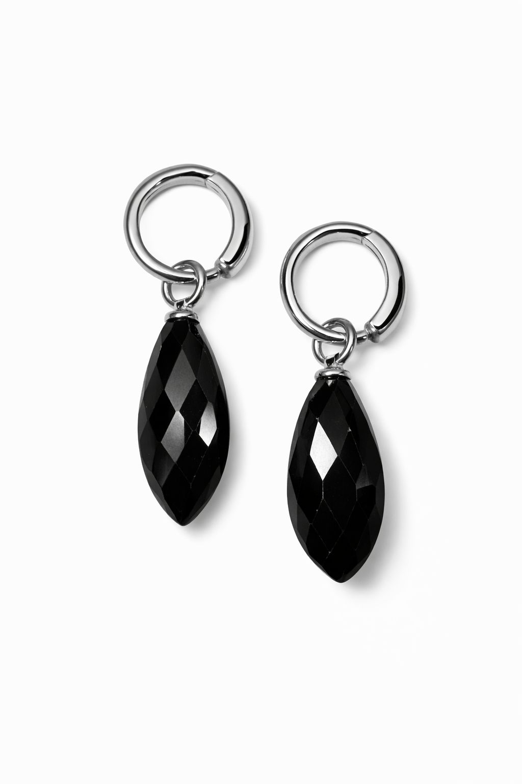 Creolen zi, spinell met modelnummer E-24-66662-ZI zijn prachtige hoepeloorringen van een onbekend merk. Deze sieraden zijn perfect om een elegante en verfijnde look te cre&euml;ren. Draag ze bij zowel casual als formele outfits voor een chique uitstraling. Ideaal voor dagelijks gebruik of speciale gelegenheden. Hun tijdloze design maakt ze een veelzijdige toevoeging aan elke sieradencollectie.