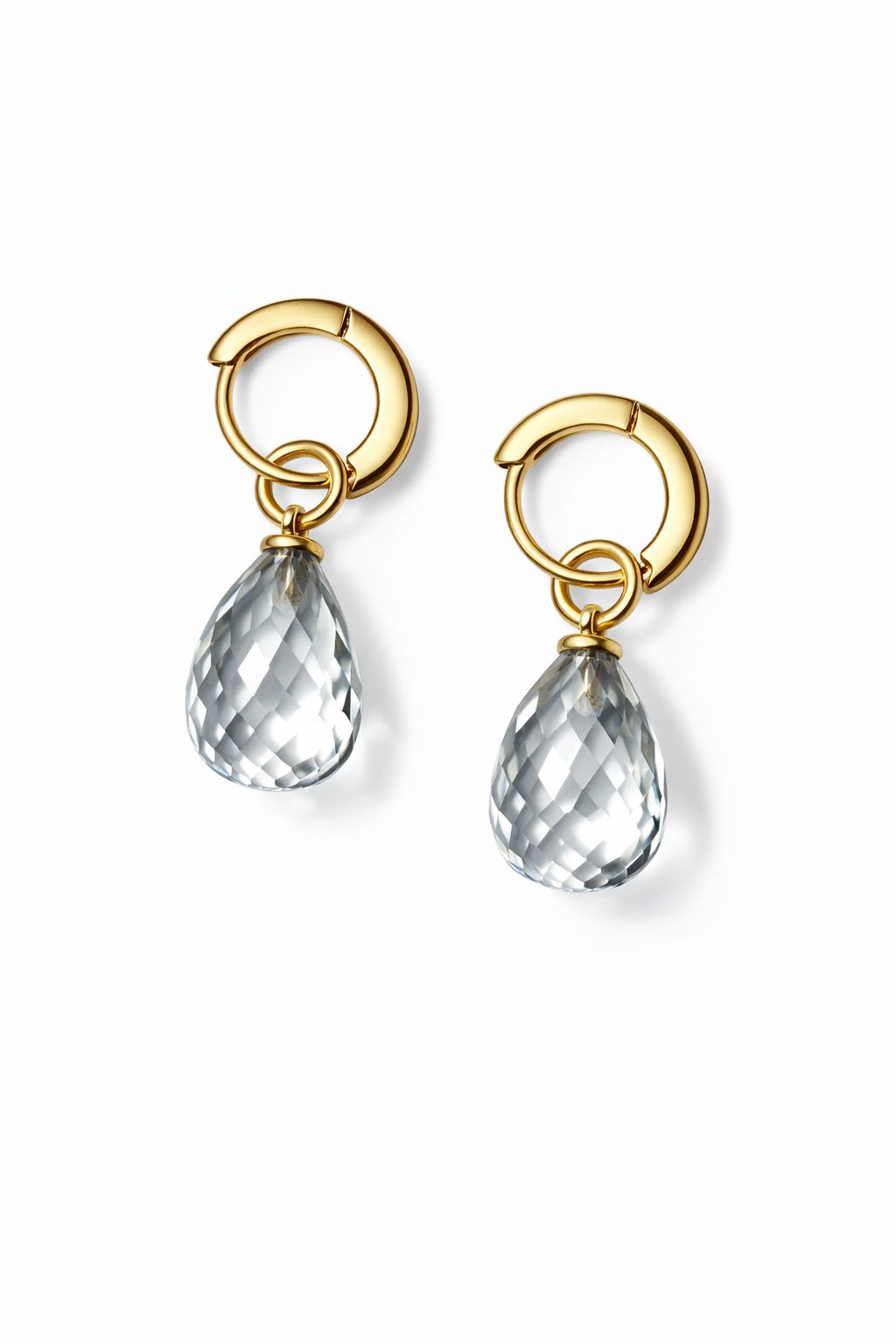 De Mini Creolen Go, Prasioliet AAA met modelnummer E-23-64400 zijn schitterende hoepeloorbellen die stijl en elegantie uitstralen. Geclassificeerd onder de categorie sieraden, zijn deze oorbellen perfect voor zowel dagelijkse als speciale gelegenheden. Combineer ze met een verfijnde outfit voor een chique uitstraling. Een must-have accessoire voor elke sieradenliefhebber.