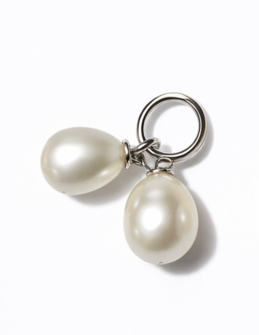 De Pendant zi, modelnummer 24-62900-ZI, is een elegante hanger van de categorie "Jewel". Dit stijlvolle sieraad is perfect als een verfijnde touch aan elke outfit. Draag het aan een delicate ketting voor een chique uitstraling, ideaal voor zowel formele als informele gelegenheden. Voeg een vleugje elegantie toe aan je stijl met dit prachtige juweel.