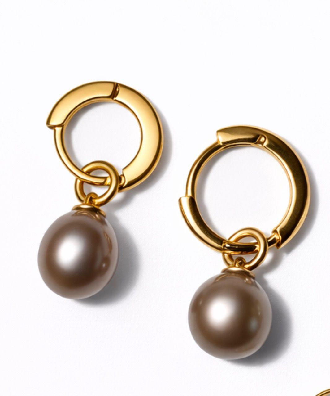 De Mini Creolen Go met zoetwaterparel in grijs, modelnummer E-24-62918GO, zijn verfijnde oorringen die elke outfit verfijnen. Als onderdeel van de categorie sieraad, specifiek type oorbellen, stralen ze subtiele elegantie uit. Ideaal te dragen met een opgestoken kapsel of kort haar om de parels extra te laten stralen en je look moeiteloos chic te maken.