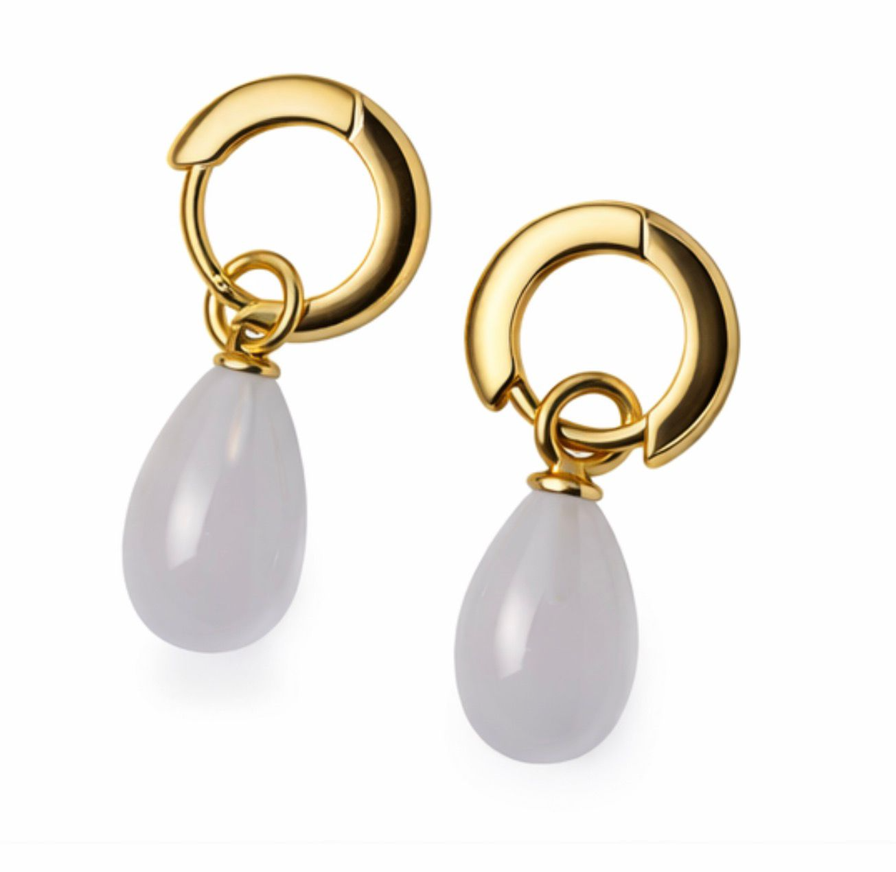 De Mini creolen go met blauwe calcedoon (modelnummer: E-25-CALCEDOON-GO) zijn elegante oorbellen die perfect passen binnen de categorie sieraden en specifiek ontworpen zijn als hoepeloorbellen. Deze prachtige oorbellen accentueren je gezicht en passen zowel bij casual als formele outfits. Combineer ze met een bijpassende blazer voor een stijlvolle en verfijnde look.