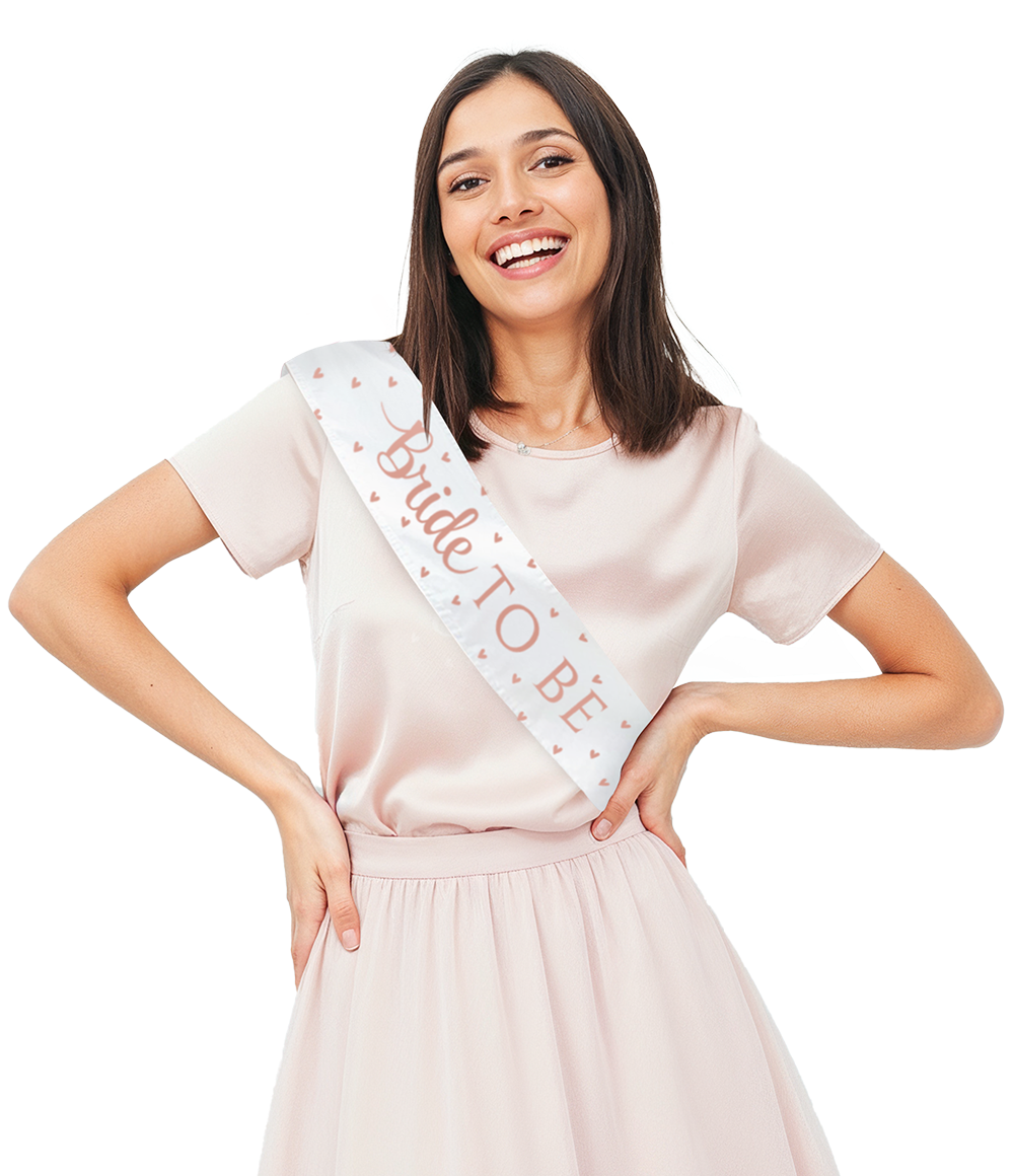 Deze Party Sash &ndash; Bride to Be is een draagbaar accessoire voor vrijgezellenfeesten en bridal showers. De sjerp met de tekst &lsquo;Bride to Be&rsquo; is speciaal bedoeld voor de aanstaande bruid en zorgt voor directe herkenbaarheid tijdens het feest.
De sjerp is eenvoudig over kleding te dragen.