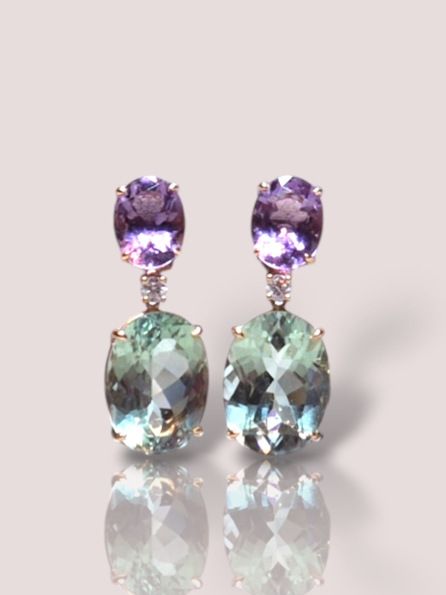De Vintage 18k ros&eacute;gouden oorbellen zijn voorzien van amethist, prasioliet en diamanten. Deze opvallende hangende oorbellen stralen luxe en elegantie uit. Perfect te dragen bij formele gelegenheden of om een stijlvolle outfit compleet te maken. Combineer ze met een opgestoken kapsel om de glans en kleuren optimaal te laten zien.
De oorhangers zijn prachtig van kleur en hebben een totale lengte van 3 cm.