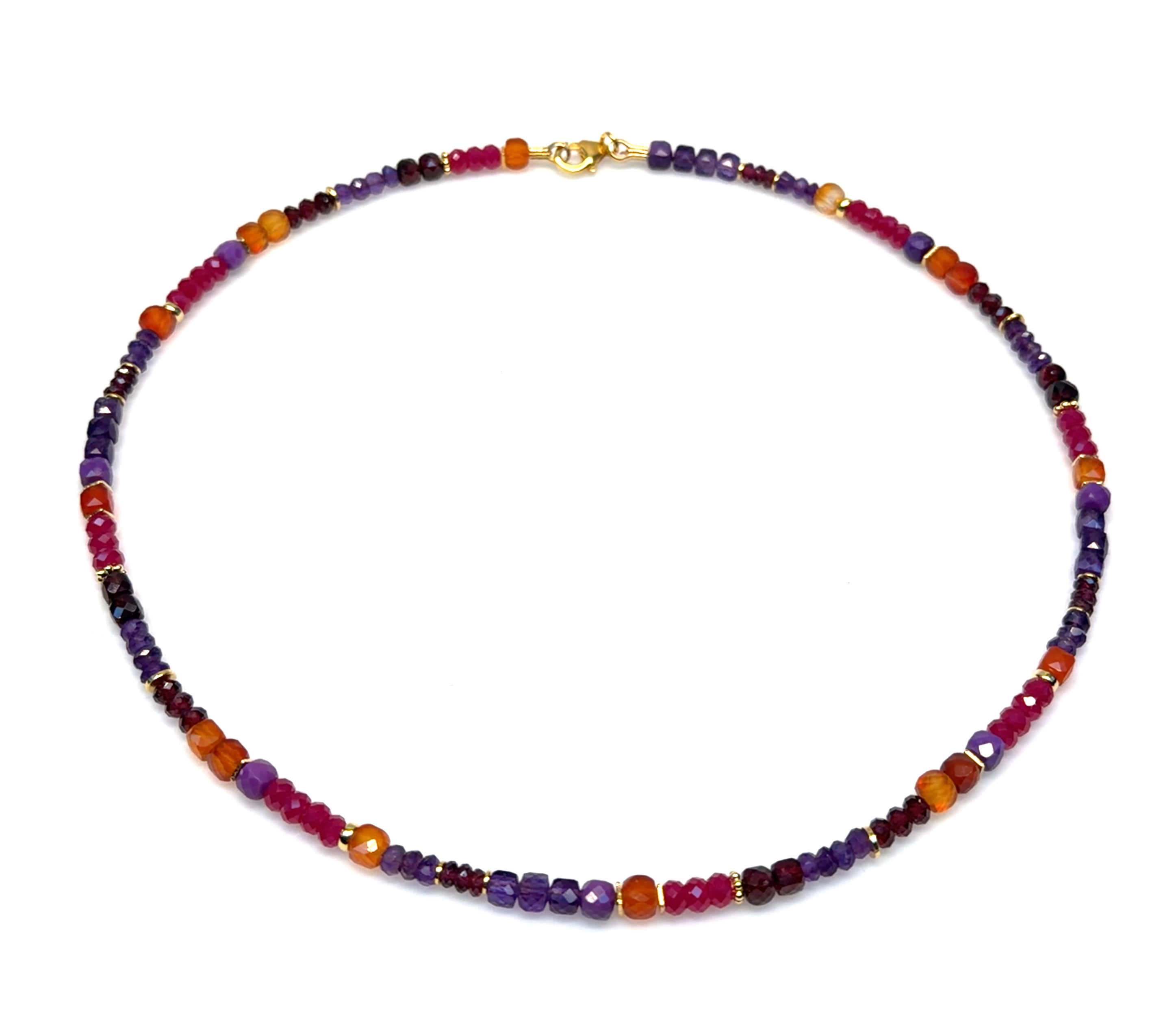 Dit product, het Collier met modelnummer N-26-30626GO, bevat de edelstenen korund, amethyst, granaat en fosforsideriet in een stijlvol ontwerp. Ideaal te dragen als opvallend sieraad bij zowel formele als informele gelegenheden. Combineer met een eenvoudige jurk of blouse om de schitterende stenen echt te laten opvallen. Perfect voor een elegante finishing touch.