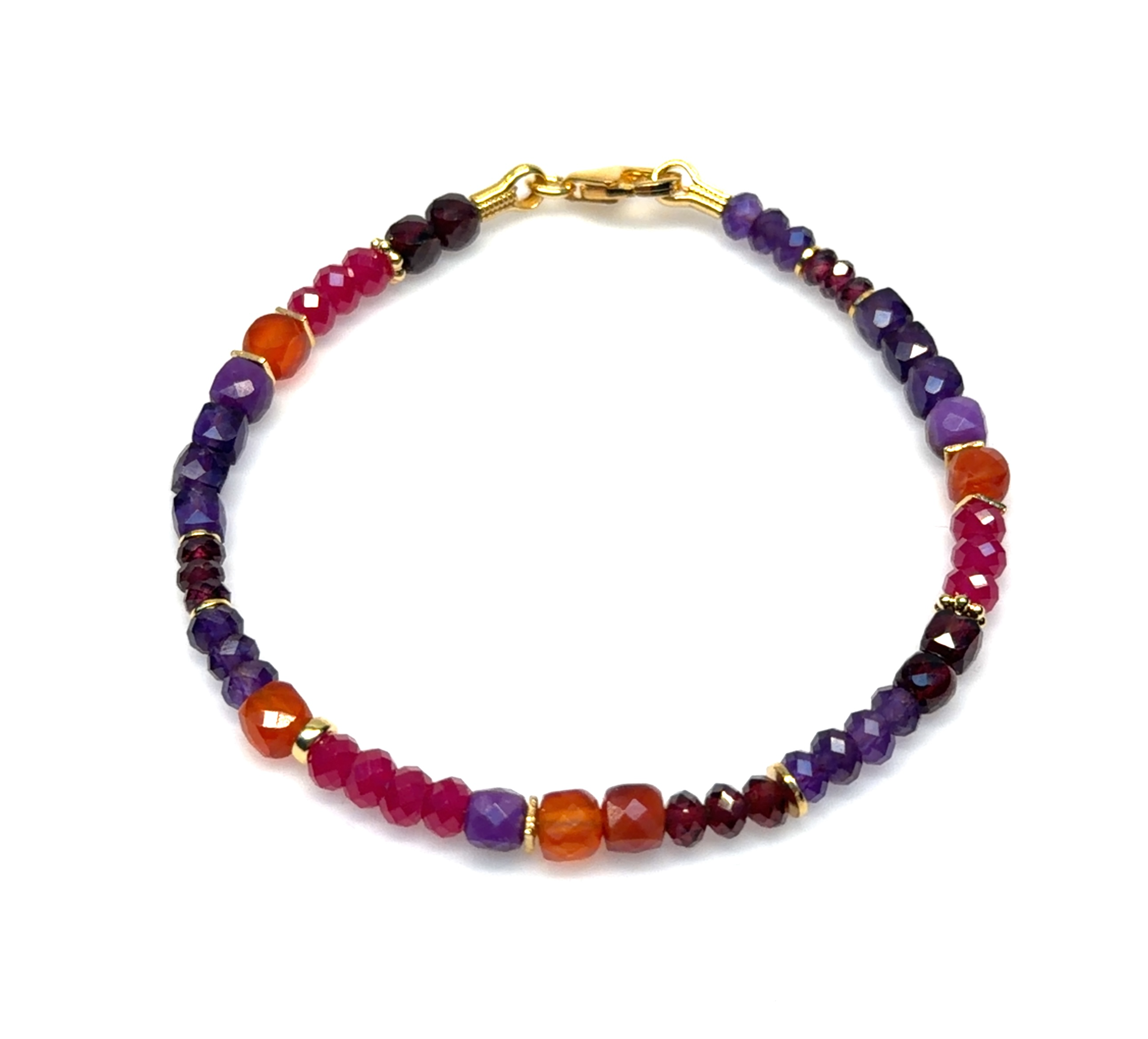 Armband model B-26-30626GO is een elegante accessoire van een onbekend merk, verrijkt met korund, amethist, granaat en fosfosideriet. De twee stenen in de stijl zorgen voor een luxueuze uitstraling. Draag het solo voor een verfijnde look of combineer met andere armbanden voor een trendy, gelaagd effect. Perfect voor elke gelegenheid!

