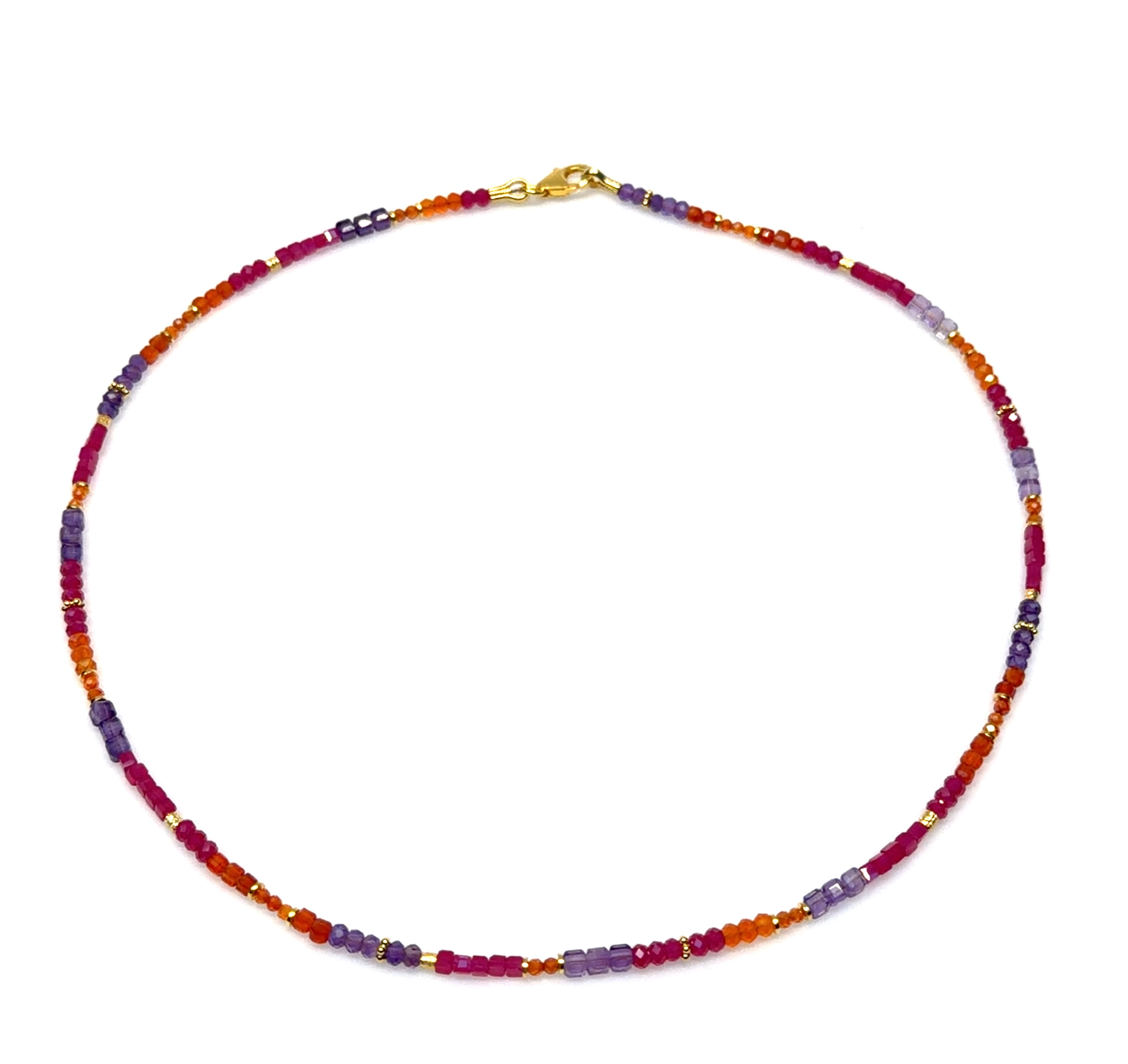 De Collier N-26-13826GO is een elegante halsketting, met opvallende edelstenen: korund, carneool, amethist en granaat. Dit sieraad voegt luxe toe aan elke outfit. Draag het bij een avondjurk voor een betoverende look of geef je dagelijkse kleding een chique uitstraling. Zijn veelzijdige ontwerp maakt het de perfecte aanvulling op elke sieradencollectie.