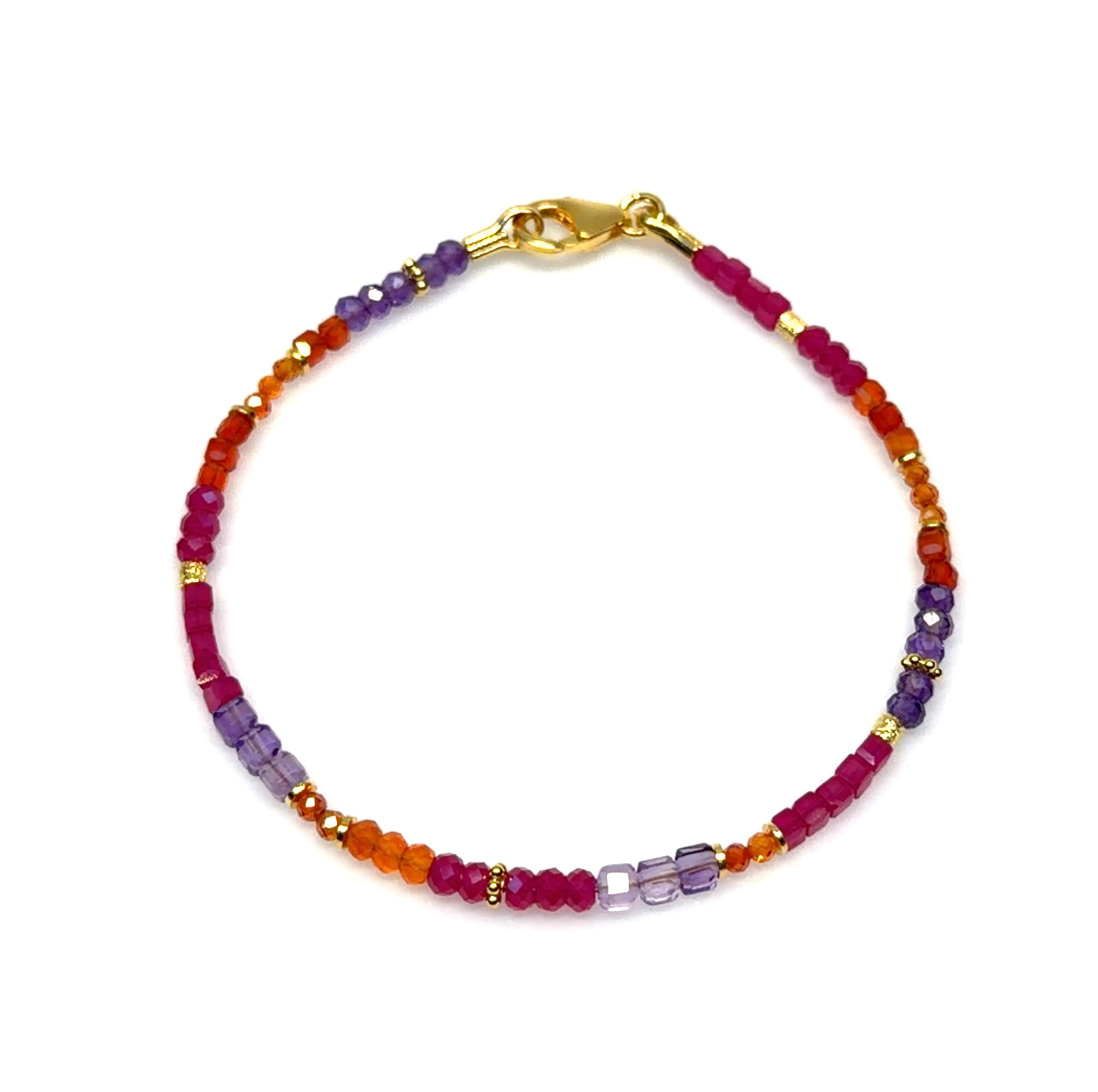 Armband B-26-13826GO combineert de verfijning van korund, karneool, amethist en granaat. Als een unieke JUWEEL-type BRACELET, voegt het een vleugje elegantie toe aan elke outfit. Beste draagwijze: combineer met neutrale tinten of monochrome stijlen om de kleuren optimaal te laten schitteren. Perfect voor speciale gelegenheden of als dagelijkse eyecatcher.