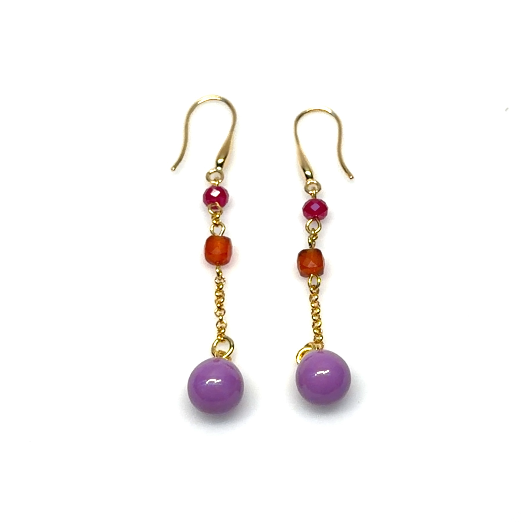 De Oorhaken go lang, modelnummer E-26-61226GO, bevatten prachtige edelstenen zoals fosfosideriet, korund en carneool. Deze opvallende hoop oorbellen zijn ideaal voor elke chique gelegenheid. Combineer ze met een elegante jurk of een stijlvolle blouse voor een vleugje glamour en kleur. Perfect voor zowel formele als casual evenementen.