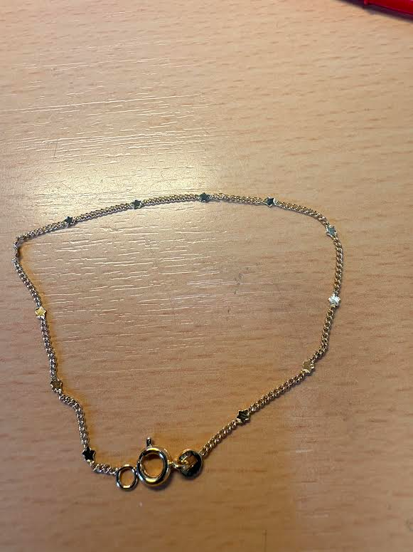 De armband is verguld met een gourmet schakel met sterretjes tussenin