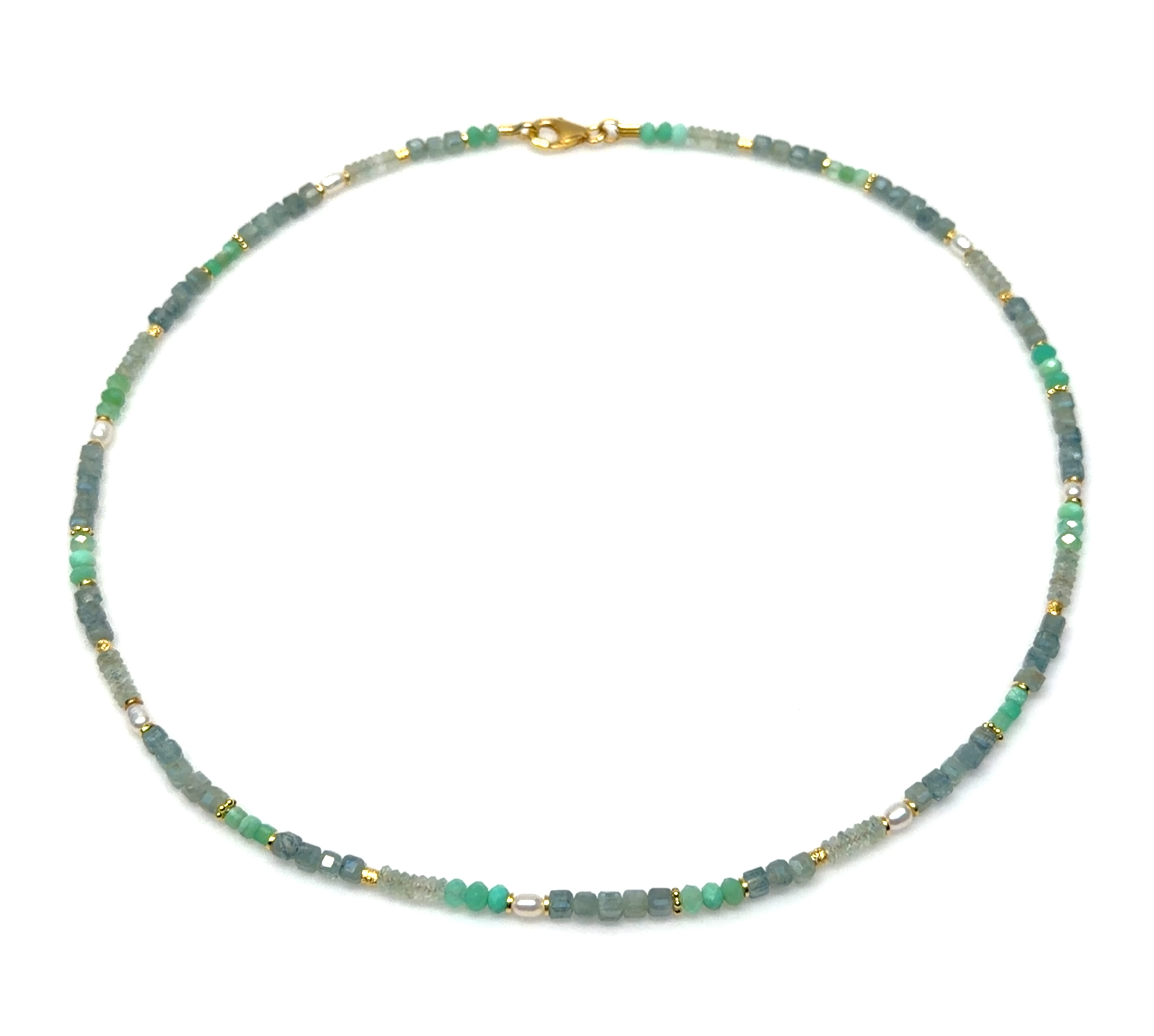 Deze prachtige ketting, modelnummer N-26-13854GO, combineert groene apatiet, chrysopraas en parels. Ideaal voor zowel formele als informele gelegenheden, voegt het een vleugje elegantie toe aan elke outfit. Draag het als een statement piece boven een eenvoudige blouse of jurkje om de natuurlijke schoonheid van de edelstenen te benadrukken. Een must-have voor elke sieradenliefhebber!