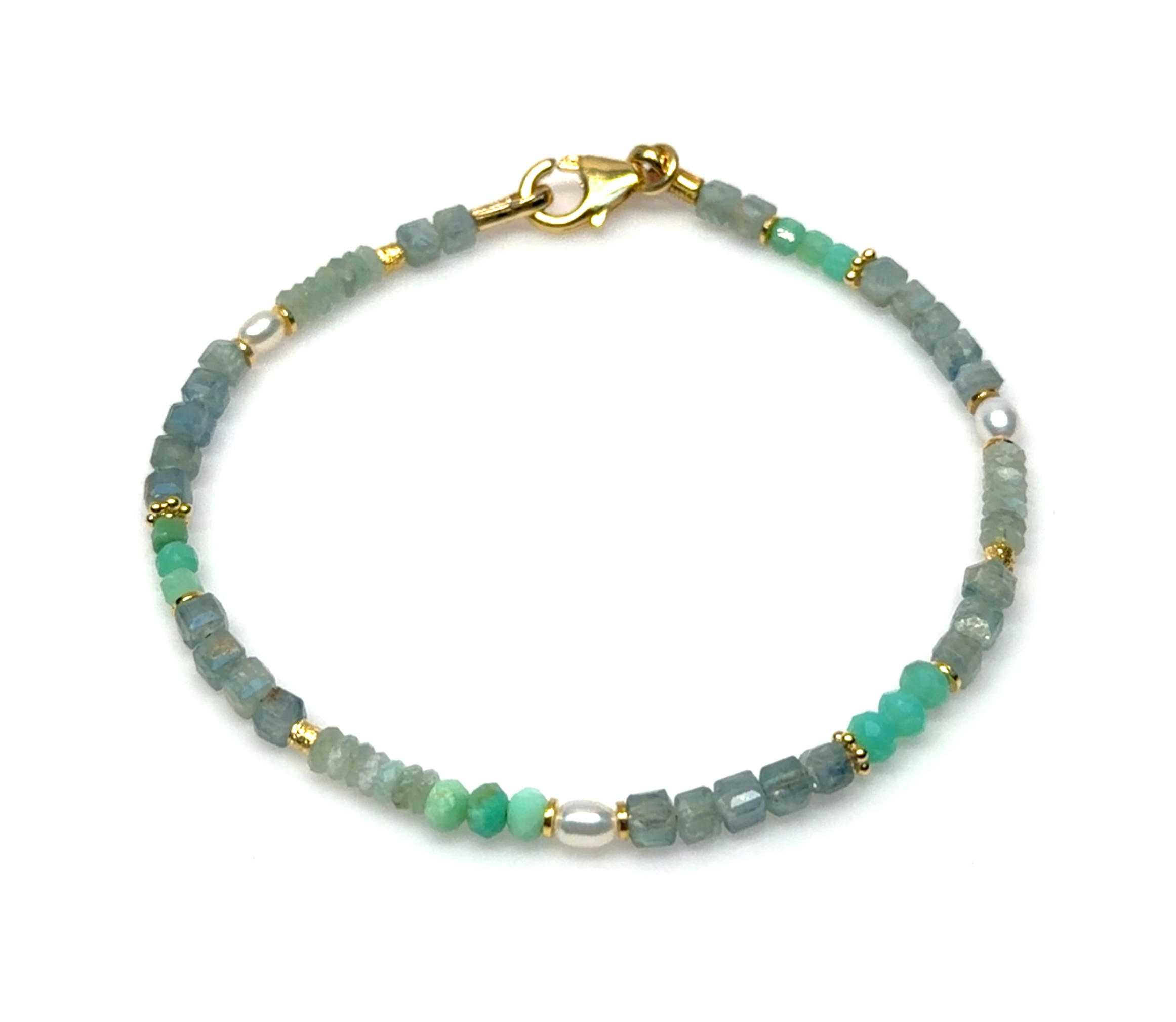 De Armband, modelnummer B-26-13854GO, combineert groene apatiet, chrysopraas en parels voor een verfijnde uitstraling. Ideaal voor zowel casual als formele gelegenheden. Draag het als een statementstuk om je pols en combineer met subtiele ringen of oorbellen. Perfect als cadeau &oacute;f om je eigen sieradencollectie te verrijken.